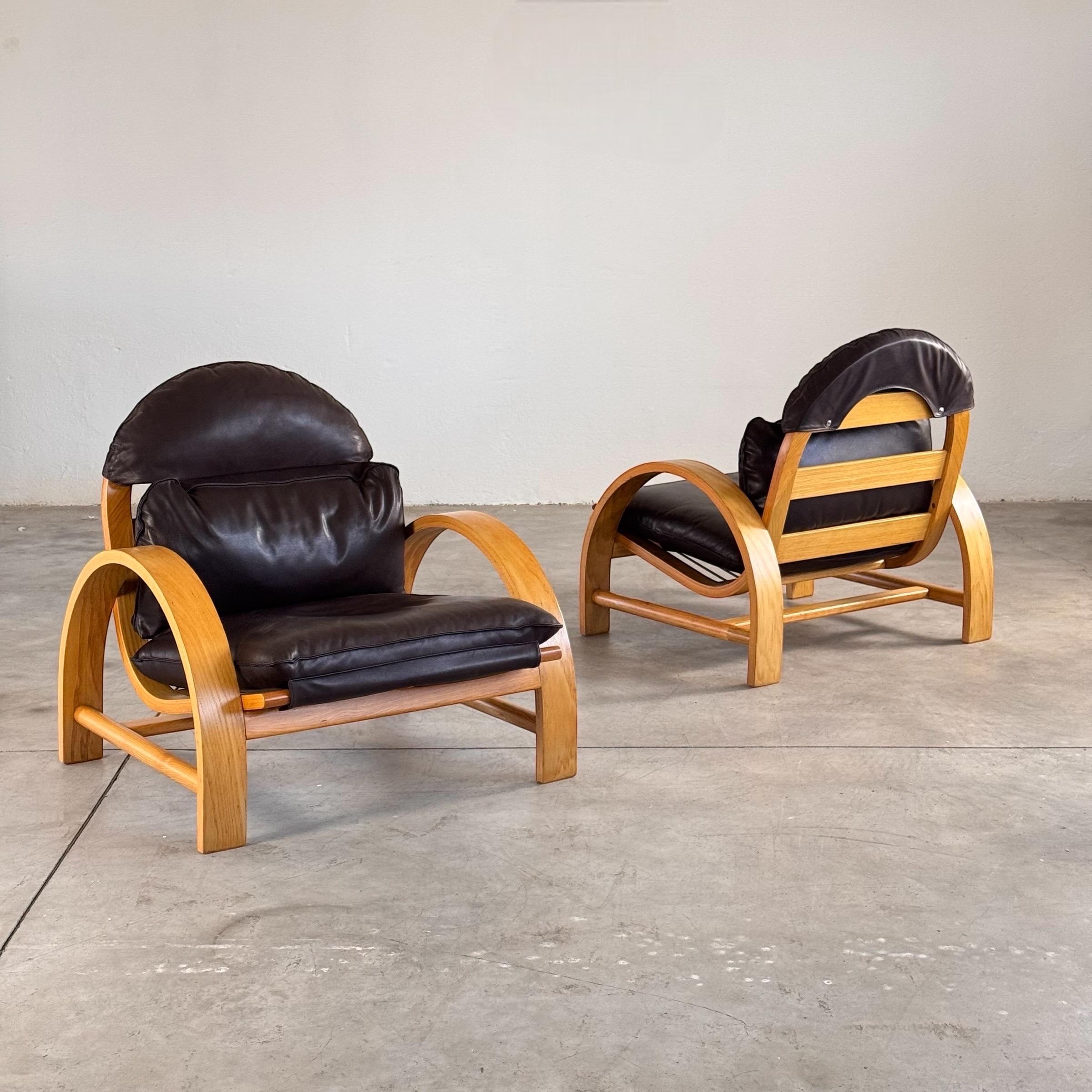 Un'eccezionale e rara coppia di sedie lounge disegnate da Adalberto Dal Lago e prodotte da Germa nel 1974. Caratterizzate da un'audace forma scultorea, queste sedie si distinguono per l'inconfondibile design con schienale a scaletta e per l'uso
