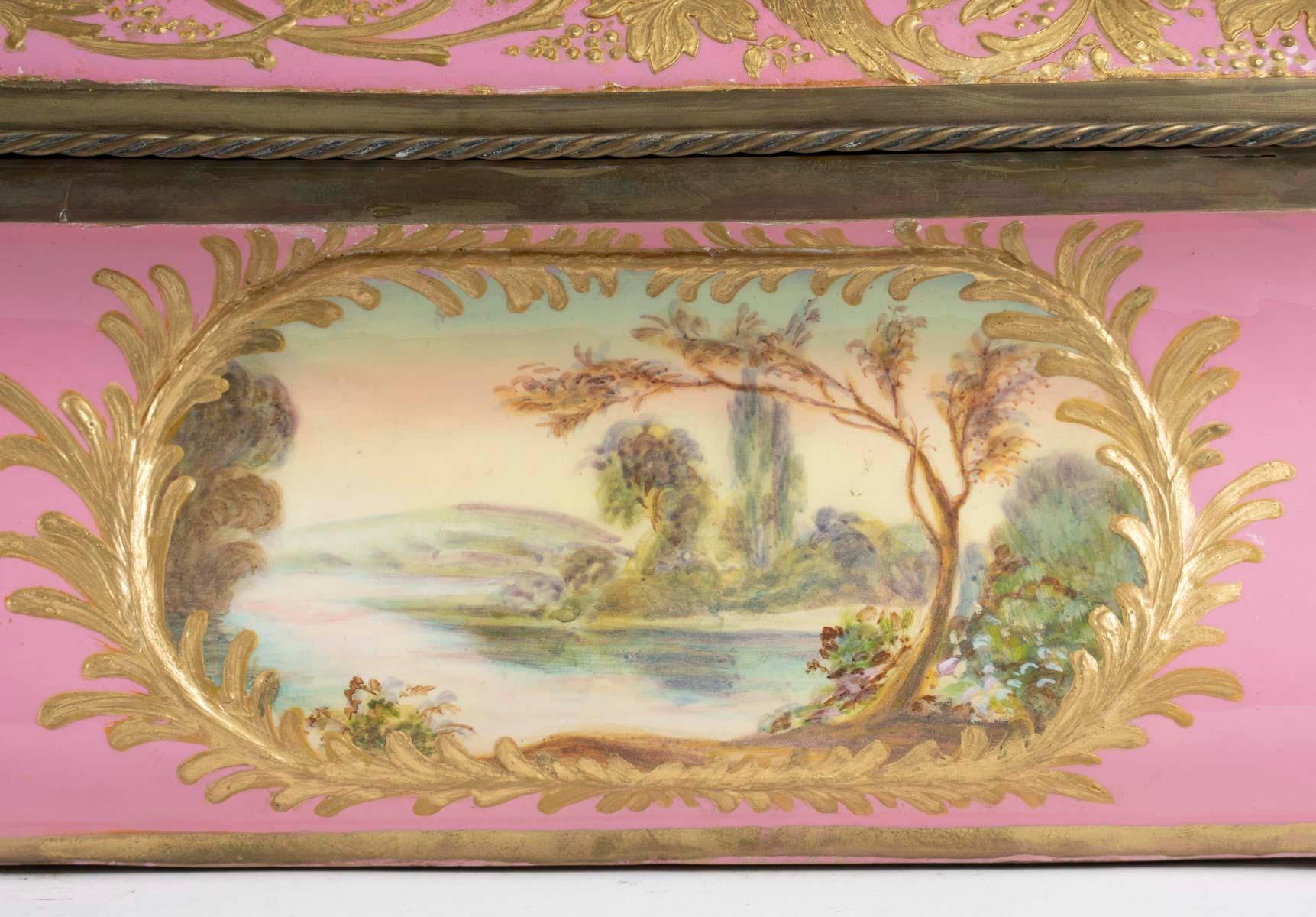 Rare paire de boîtes en porcelaine de Sèvres, montures en laiton, période Napoléon III. en vente 7