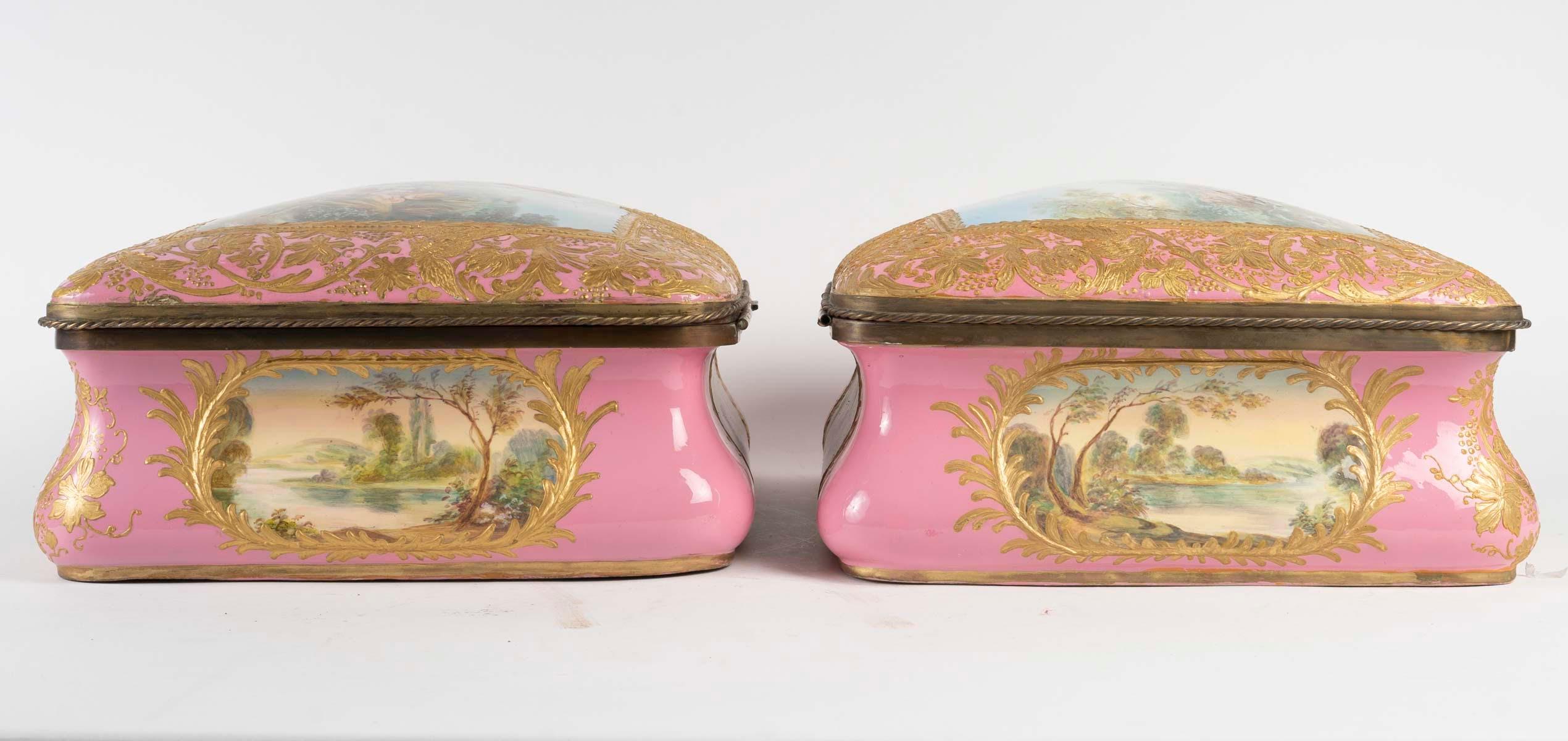 Rare paire de boîtes en porcelaine de Sèvres, montures en laiton, période Napoléon III. en vente 12