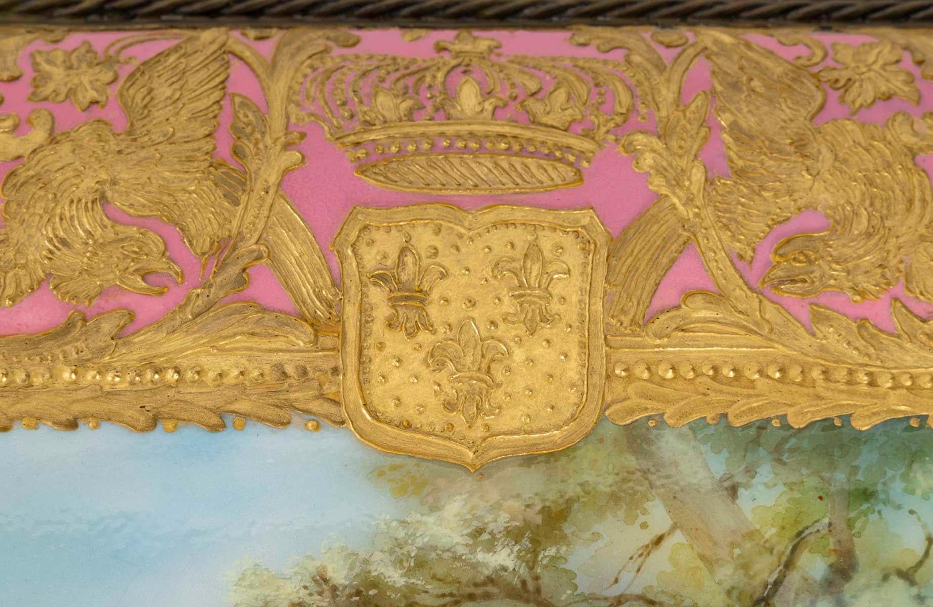 Seltenes Paar Sèvres-Porzellandosen, Messingbeschläge, Periode Napoleon III. im Zustand „Gut“ im Angebot in Saint-Ouen, FR