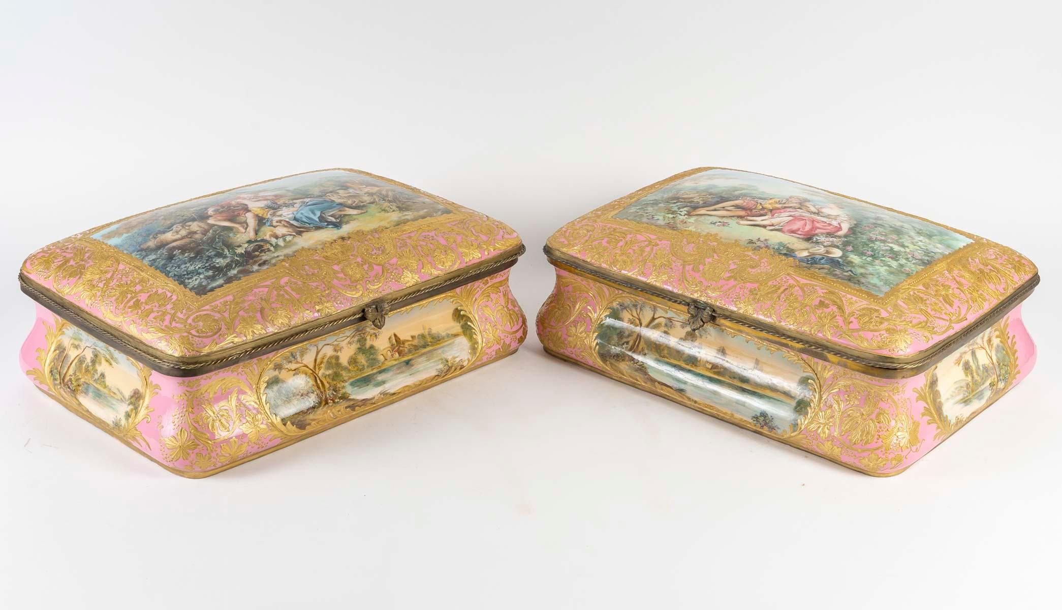Rare paire de boîtes en porcelaine de Sèvres, montures en laiton, période Napoléon III. en vente 1