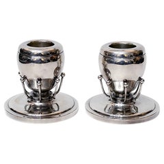 Raro par de candelabros de plata al estilo de Georg Jensen