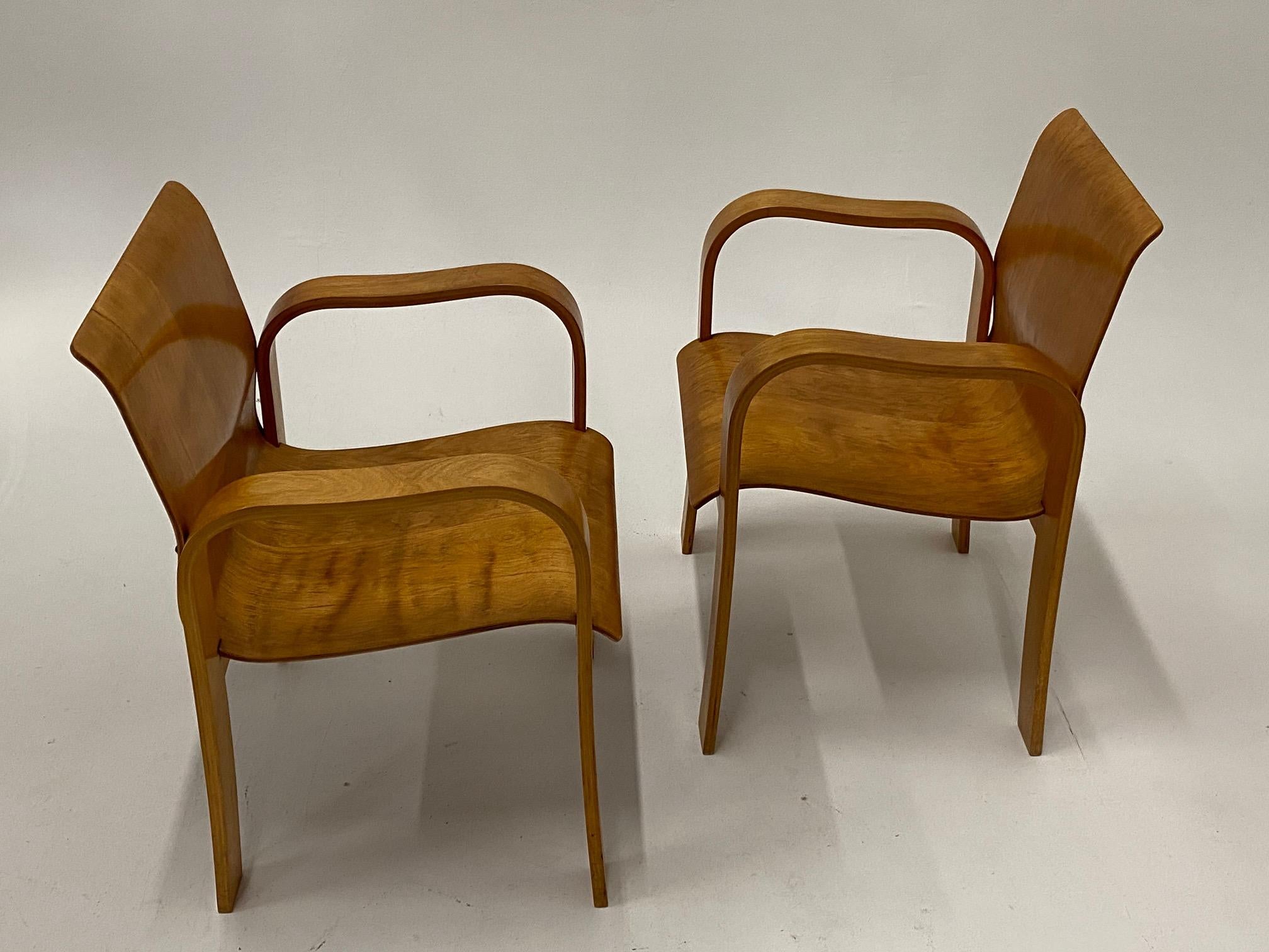 Seltenes Paar eleganter, geformter Sperrholzsessel, Mid-Century Modern im Angebot 5