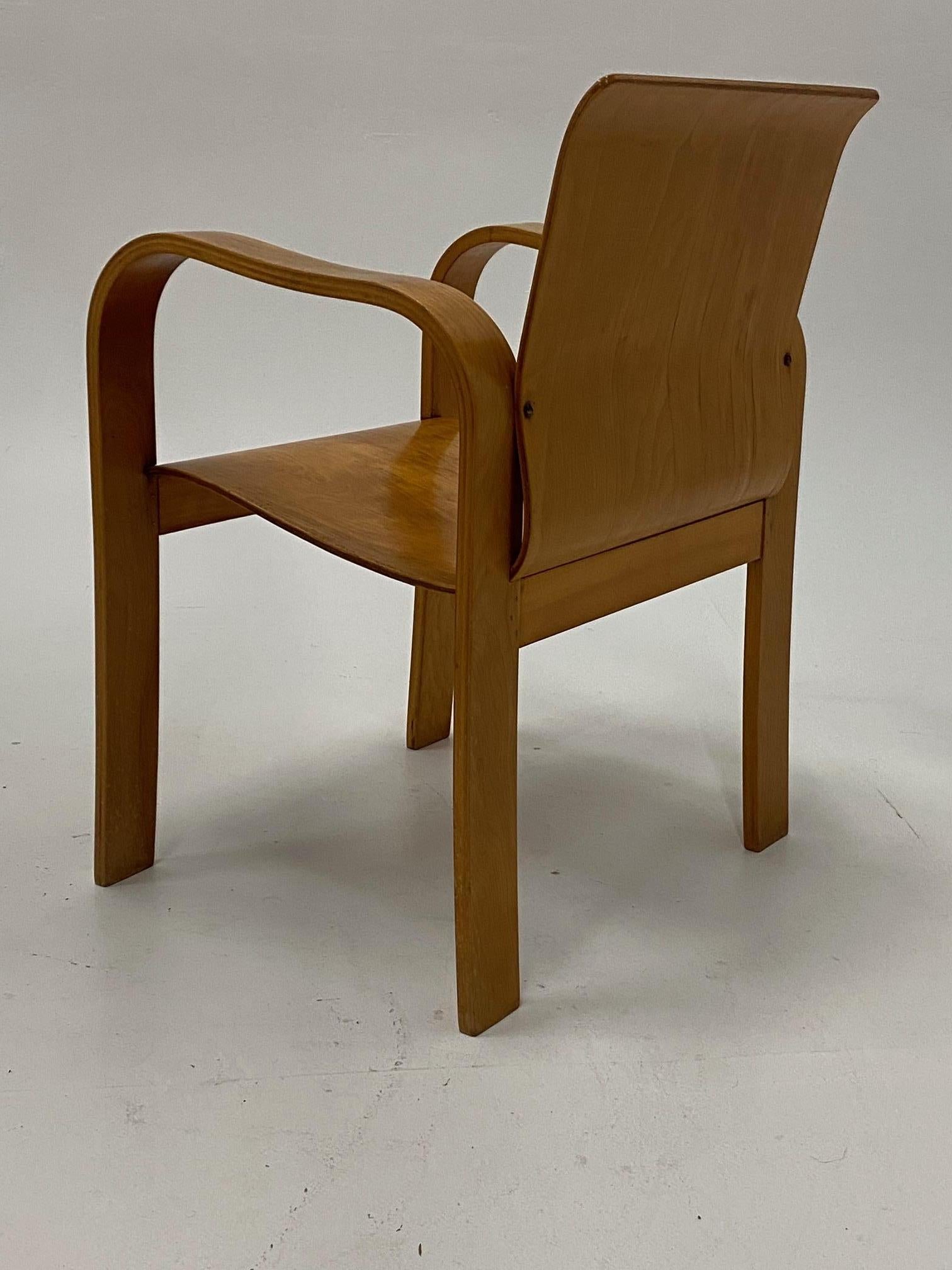 Seltenes Paar eleganter, geformter Sperrholzsessel, Mid-Century Modern (Moderne der Mitte des Jahrhunderts) im Angebot