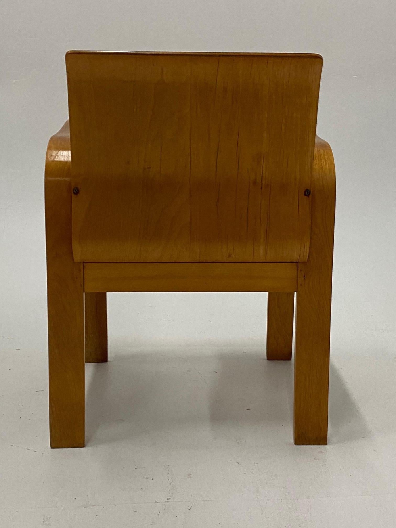Seltenes Paar eleganter, geformter Sperrholzsessel, Mid-Century Modern im Angebot 1