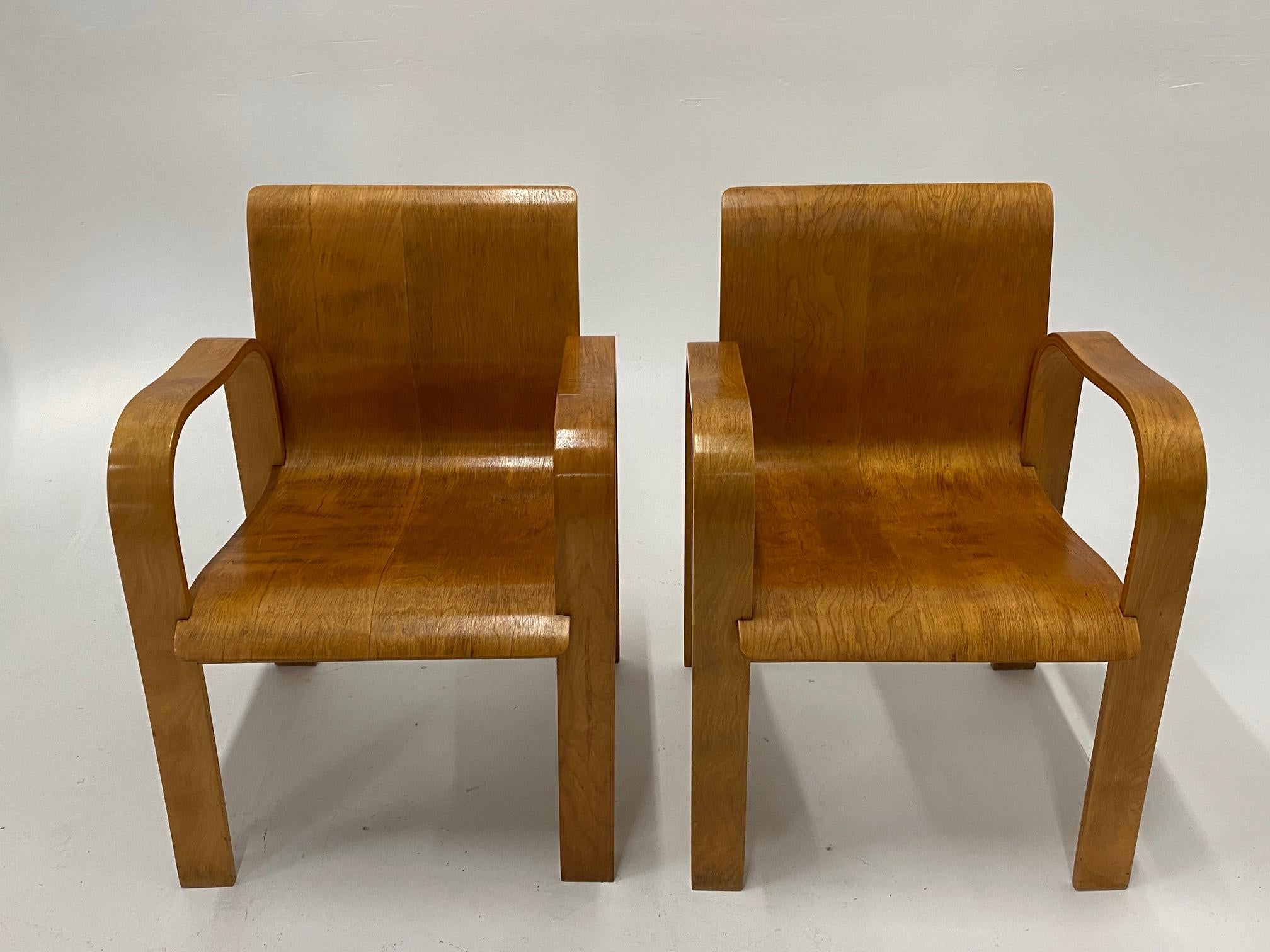 Seltenes Paar eleganter, geformter Sperrholzsessel, Mid-Century Modern im Angebot 3