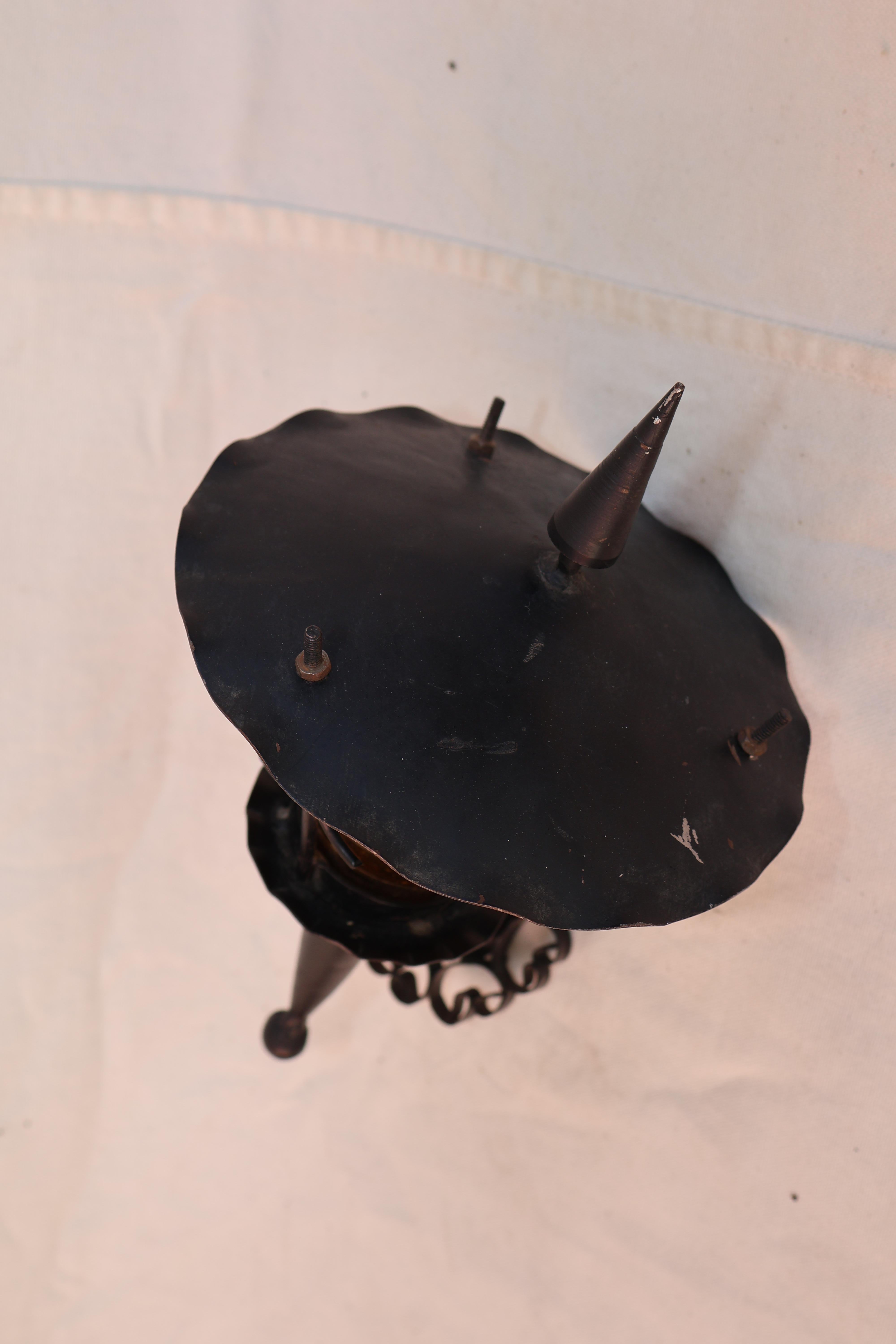 Raro par de pequeños apliques franceses de hierro forjado para exterior/interior mediados del siglo XX en venta