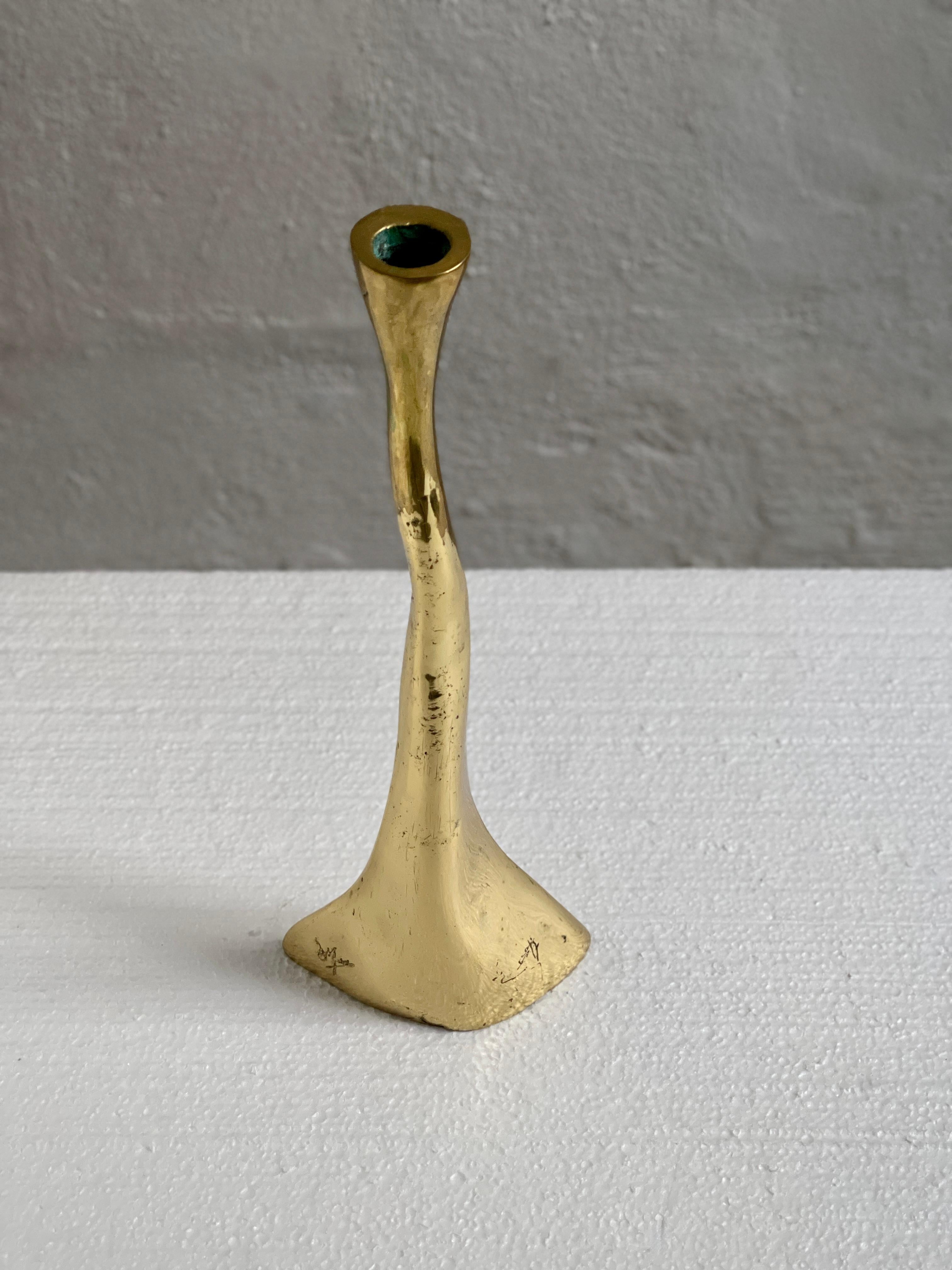 Scandinave moderne Rare paire de chandeliers en laiton massif. Moulage rustique. Danemark Milieu du XXe siècle en vente