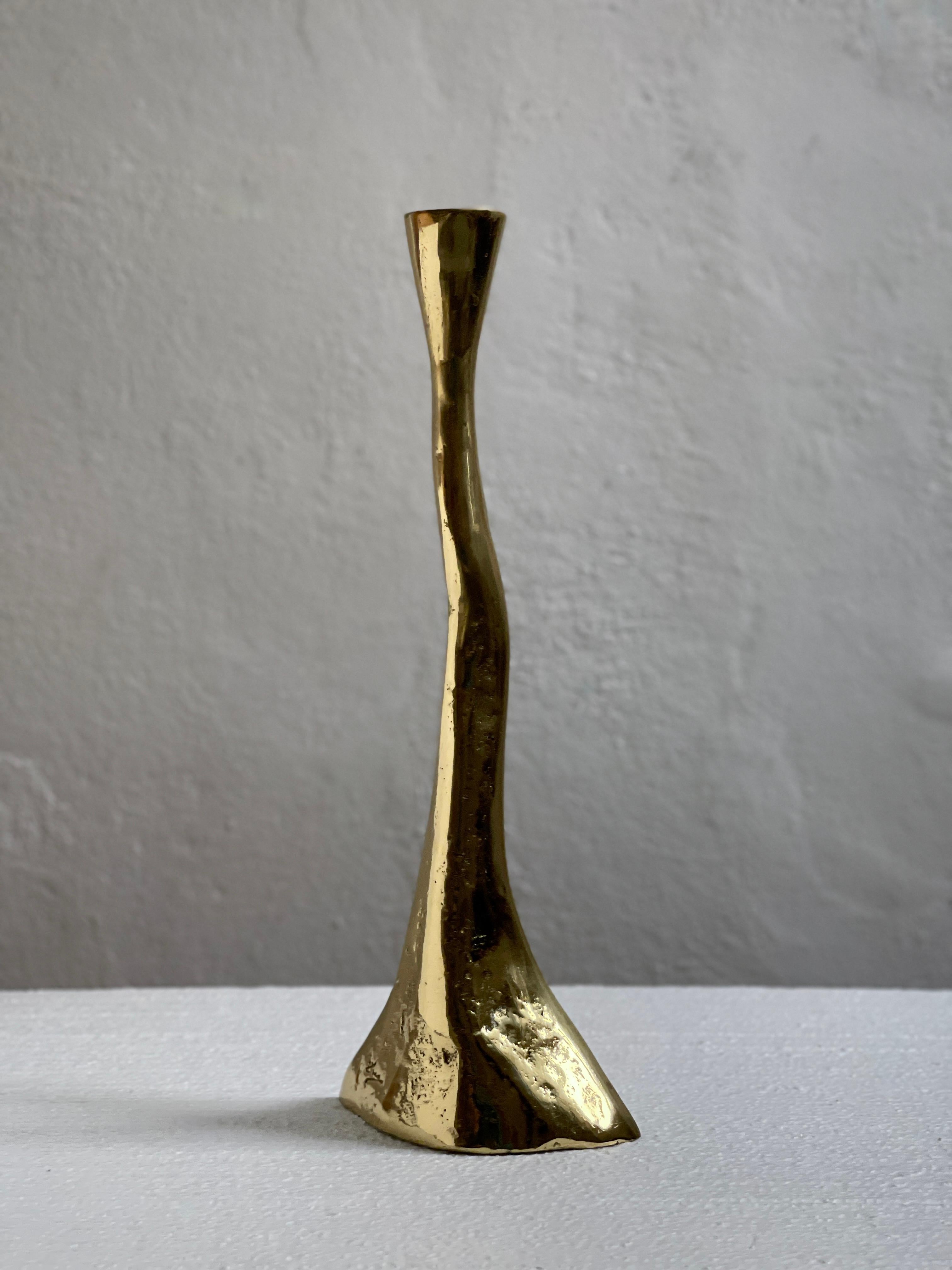 Danois Rare paire de chandeliers en laiton massif. Moulage rustique. Danemark Milieu du XXe siècle en vente