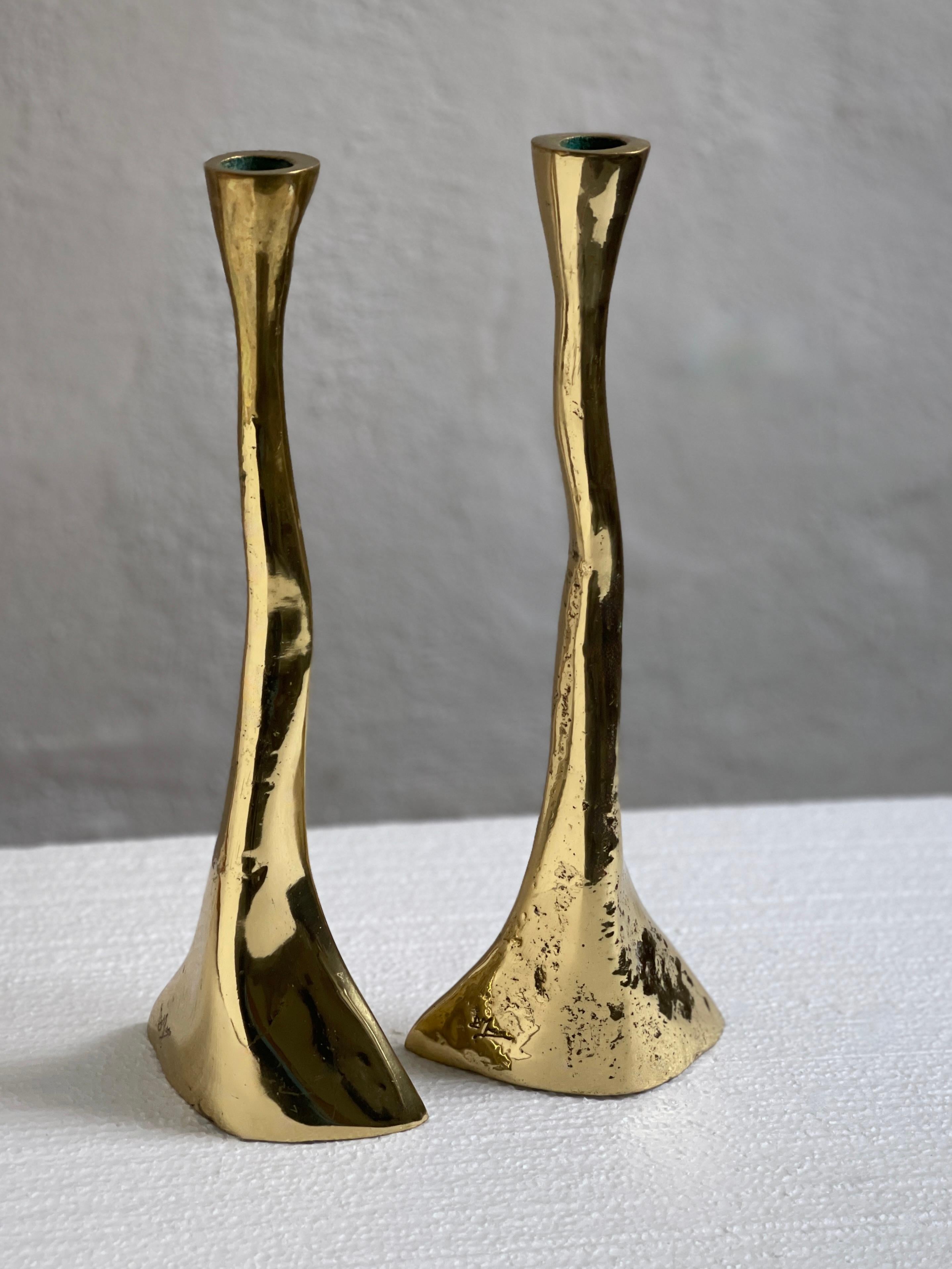 20ième siècle Rare paire de chandeliers en laiton massif. Moulage rustique. Danemark Milieu du XXe siècle en vente