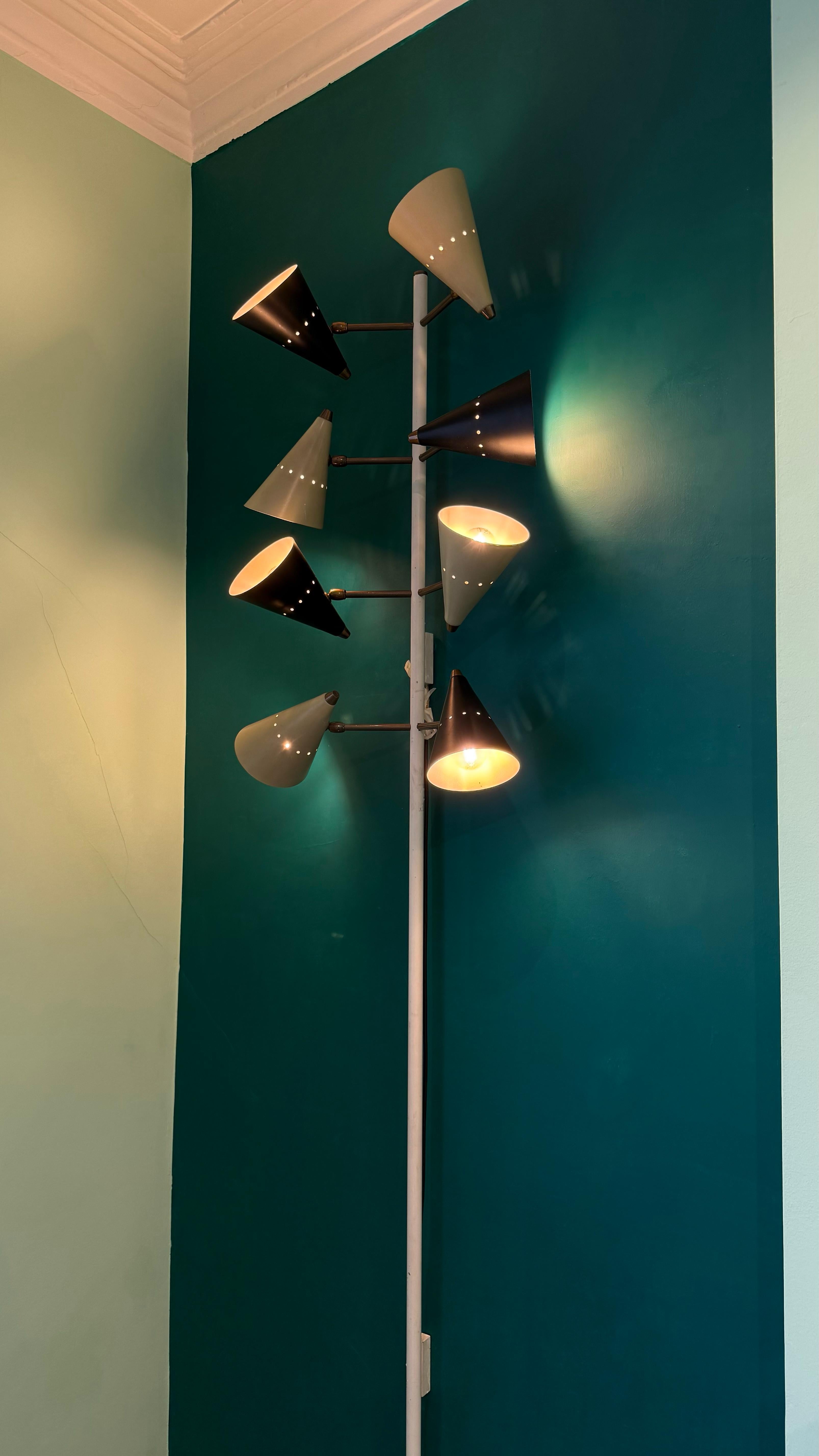 Stilnovo (Italien, Mitte des 20. Jahrhunderts)
Seltenes Paar skulpturaler Wandleuchten, ca. 1950er Jahre
Dieses seltene Paar skulpturaler Wandleuchten ist ein Beispiel für die kühne Kreativität des italienischen Designs aus der Mitte des