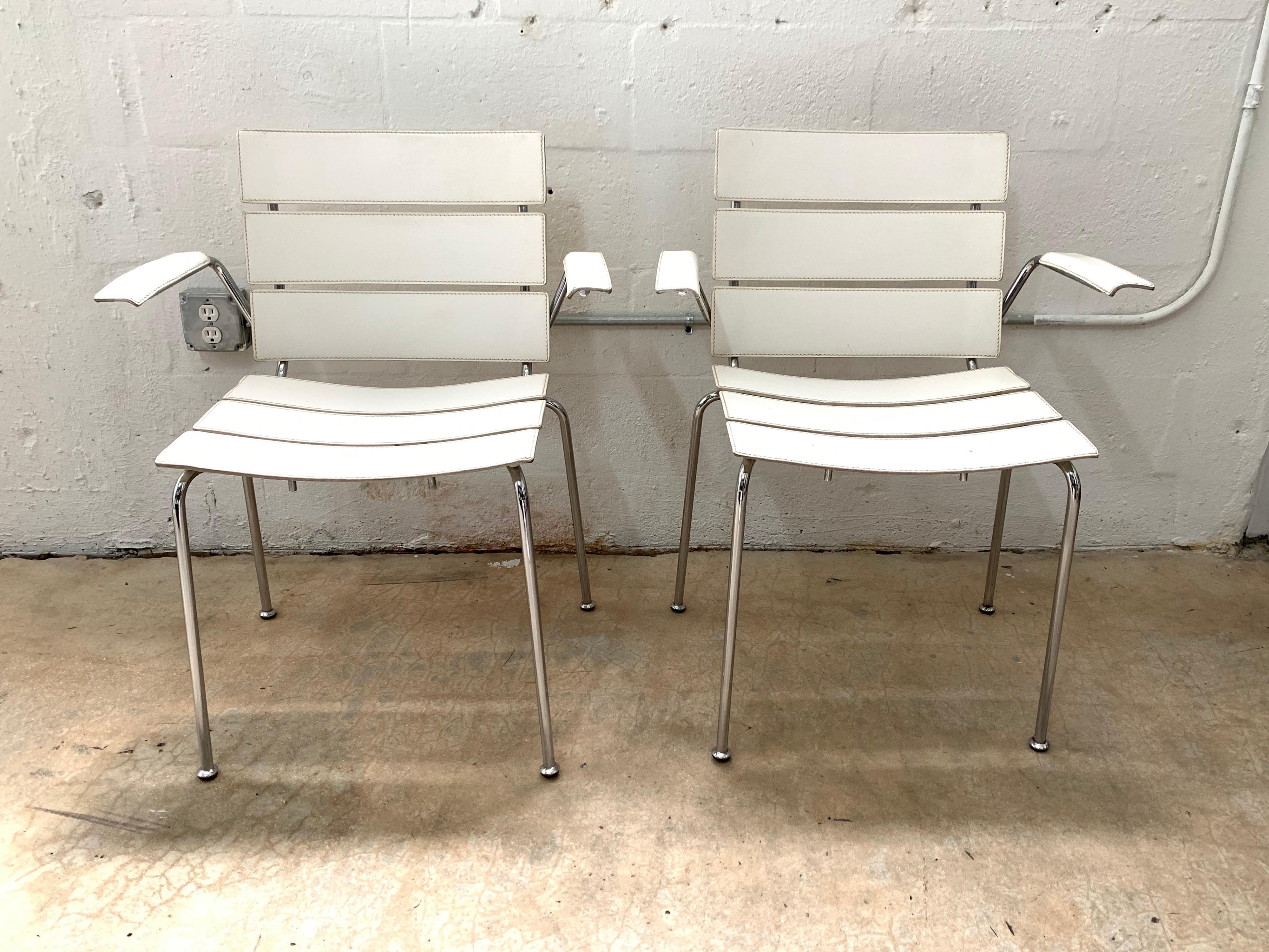 Pareja de raras sillas con asiento, respaldo y brazos de cuero blanco pespunteado y armazón de acero cromado, diseñadas por Giancarlo Vegni para Fasem, fabricadas en Italia, 1999.