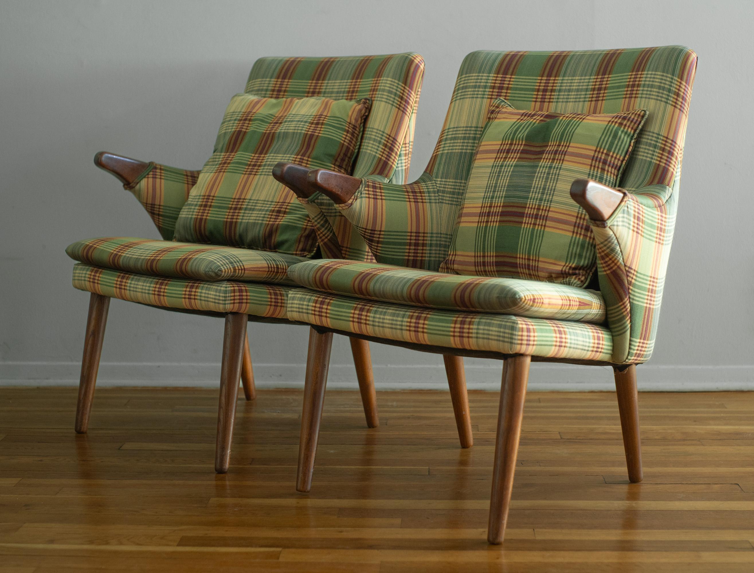 Rare Pair of Svend Skipper Carved Teak & Plaid Armchairs for Skipper Mobler In Good Condition For Sale In Philadelphia, PA