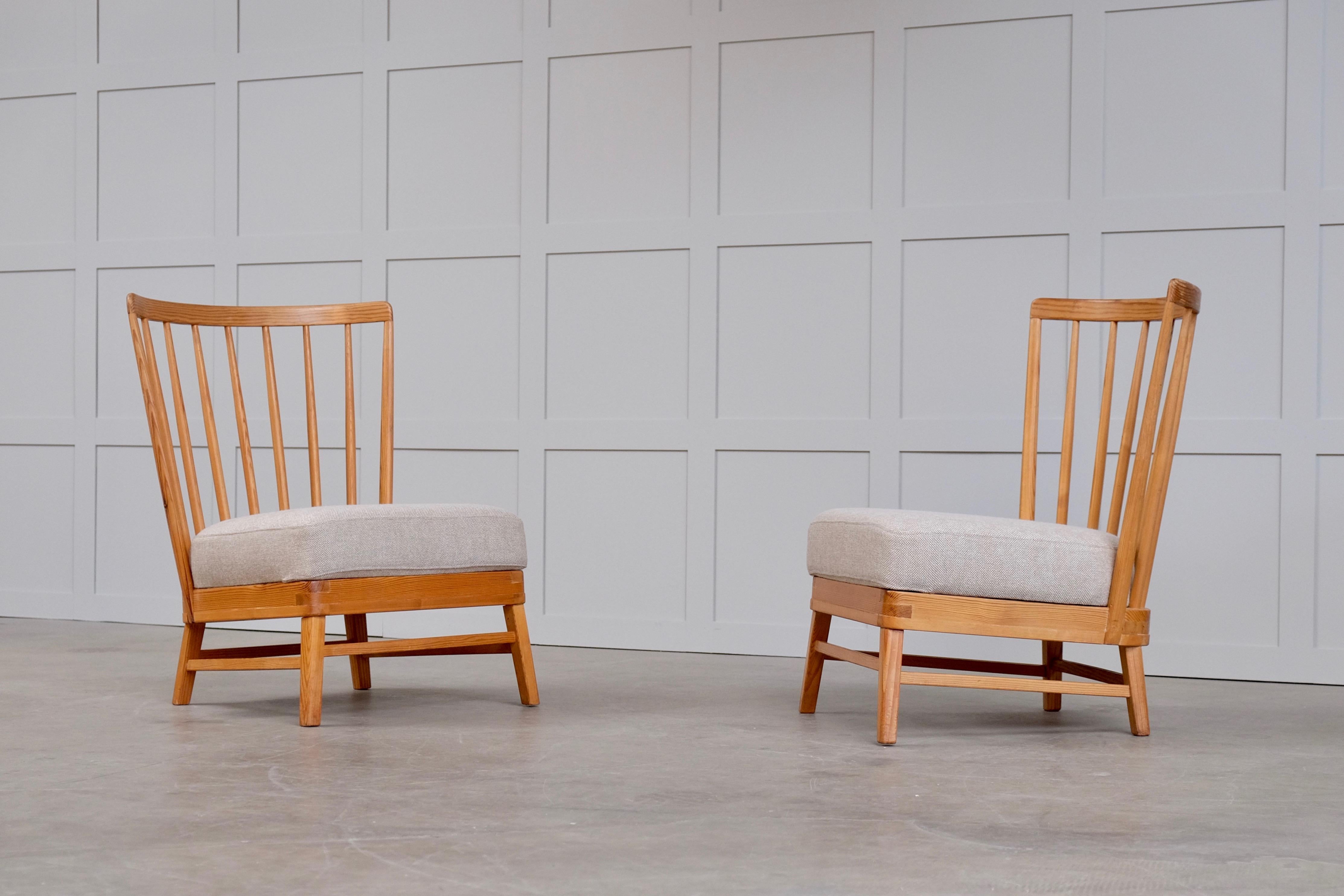 Seltenes Paar schwedischer Sessel ohne Armlehne, 1950er Jahre im Angebot 3