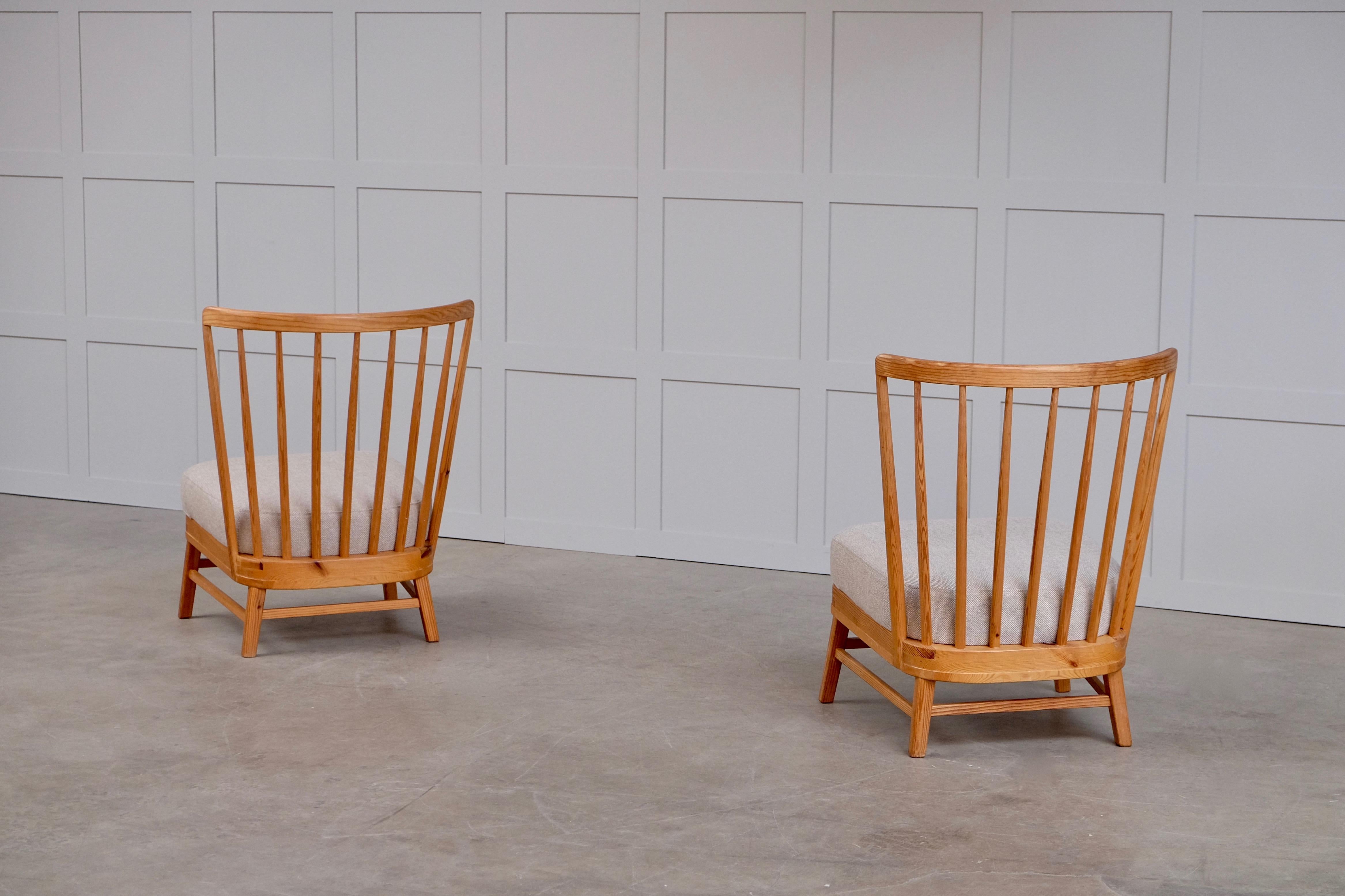 Schönes und seltenes Paar schwedischer Sessel, hergestellt Anfang der 1950er Jahre.
Kiefer und neu gepolsterte Kissen mit Kvadrat-Stoff. Ausgezeichneter Zustand.
   