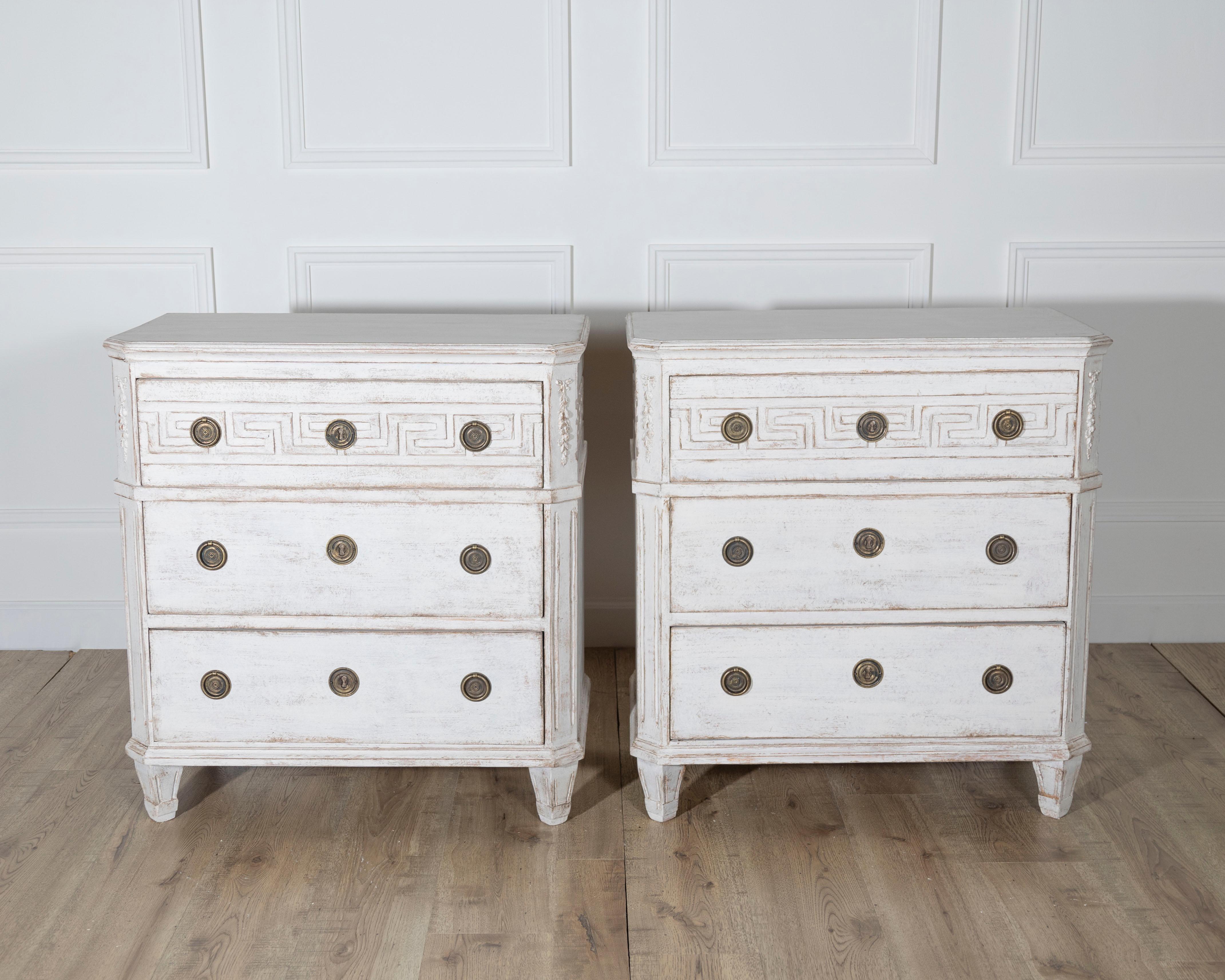 Una rara coppia di cassapanche svedesi dipinte, risalenti al 1880 circa, che combinano l'eleganza neoclassica con la sobrietà scandinava. Ciascuna cassettiera presenta tre cassetti, incorniciati da dettagli laterali scanalati e sollevati da piedi