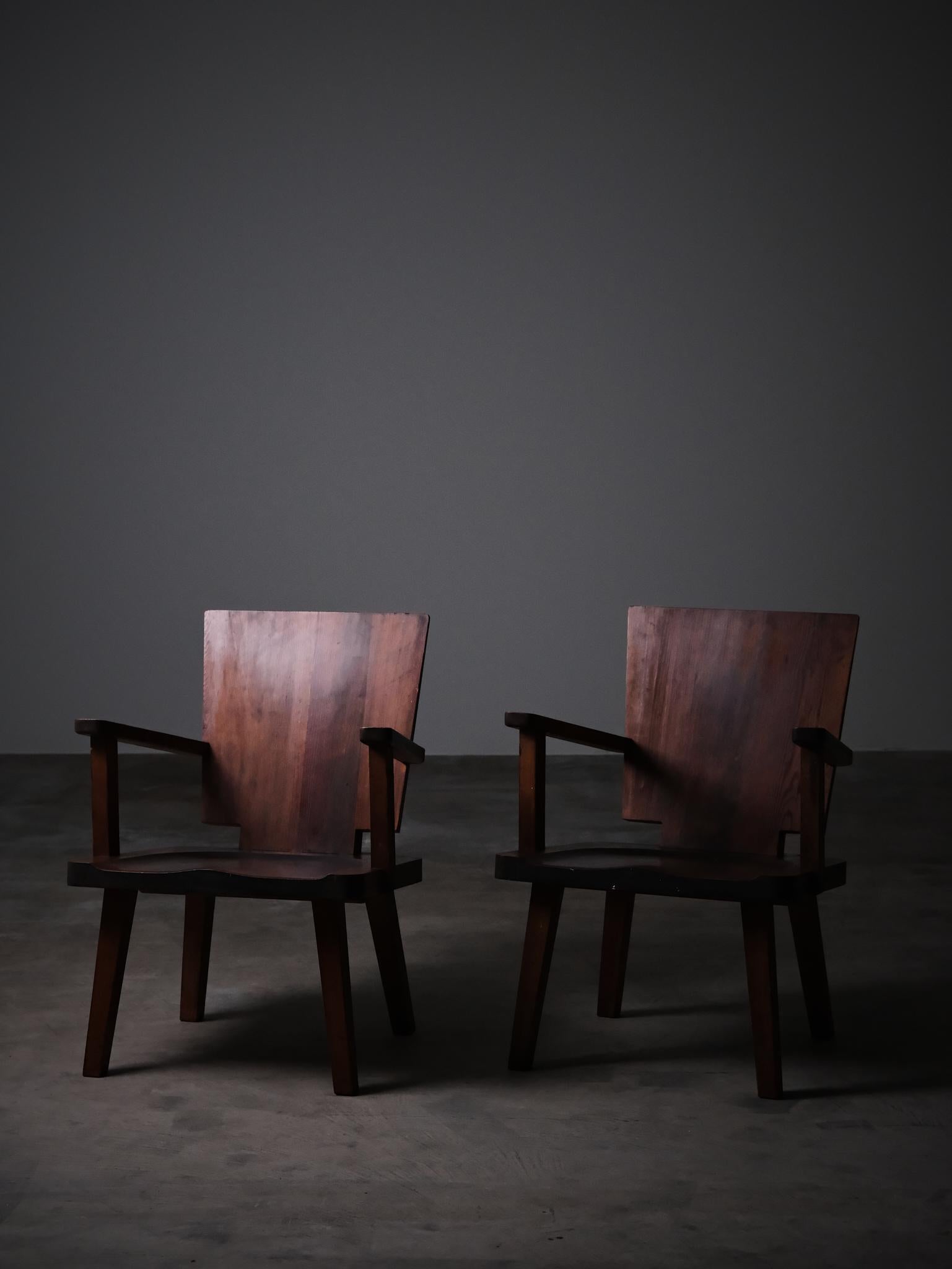 Una rara e particolare coppia di poltrone realizzate in Svezia negli anni '30, su disegno di un autore sconosciuto.

Realizzate in pino massiccio, queste poltrone sono caratterizzate da una patina ricca e naturalmente invecchiata, sedili scolpiti e