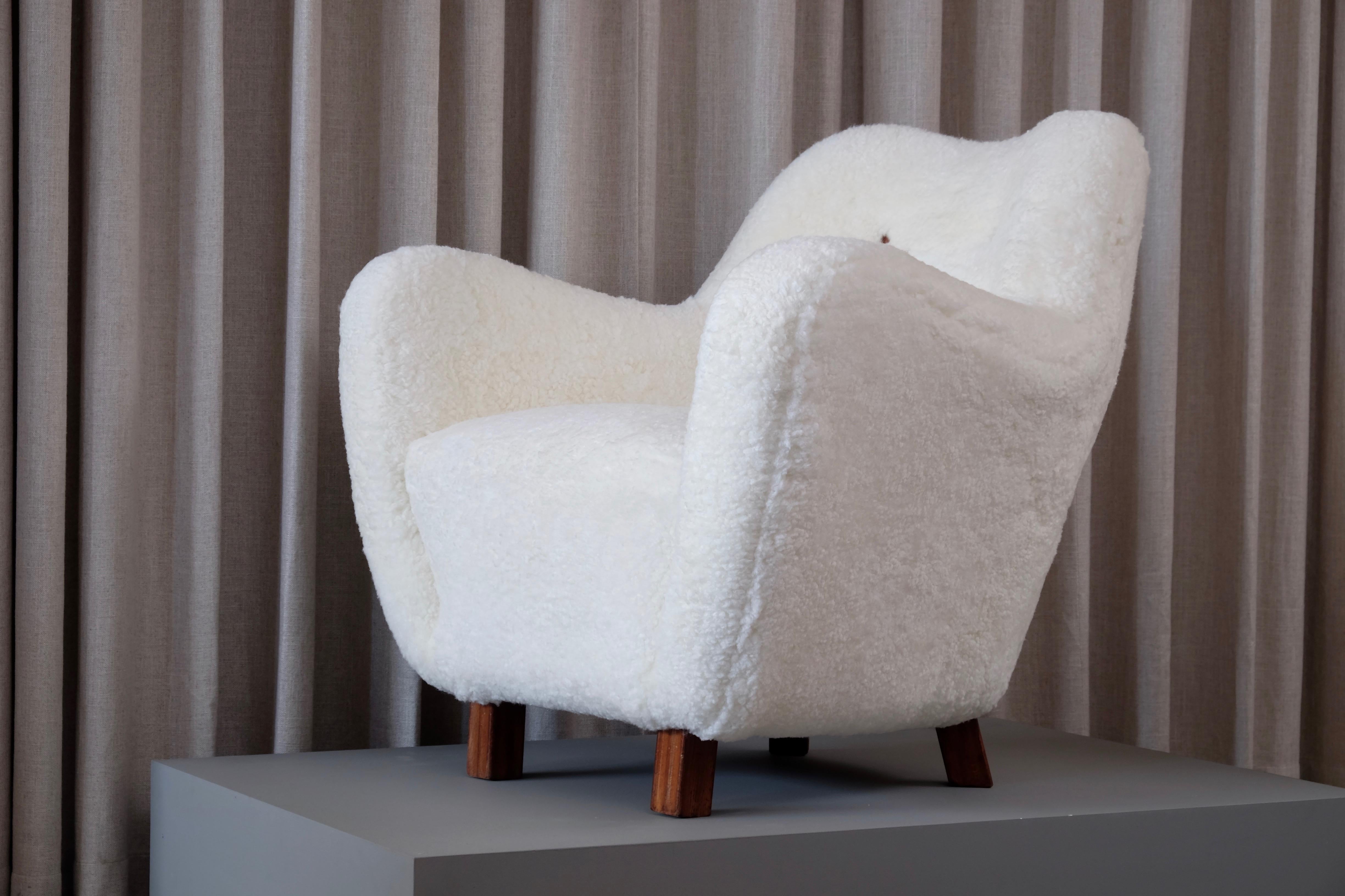 Reupholstred in white sheepskin, excellent condtition.
Produced by Sten Wicéns Möbelfabrik, Sweden, 1950s. 
         