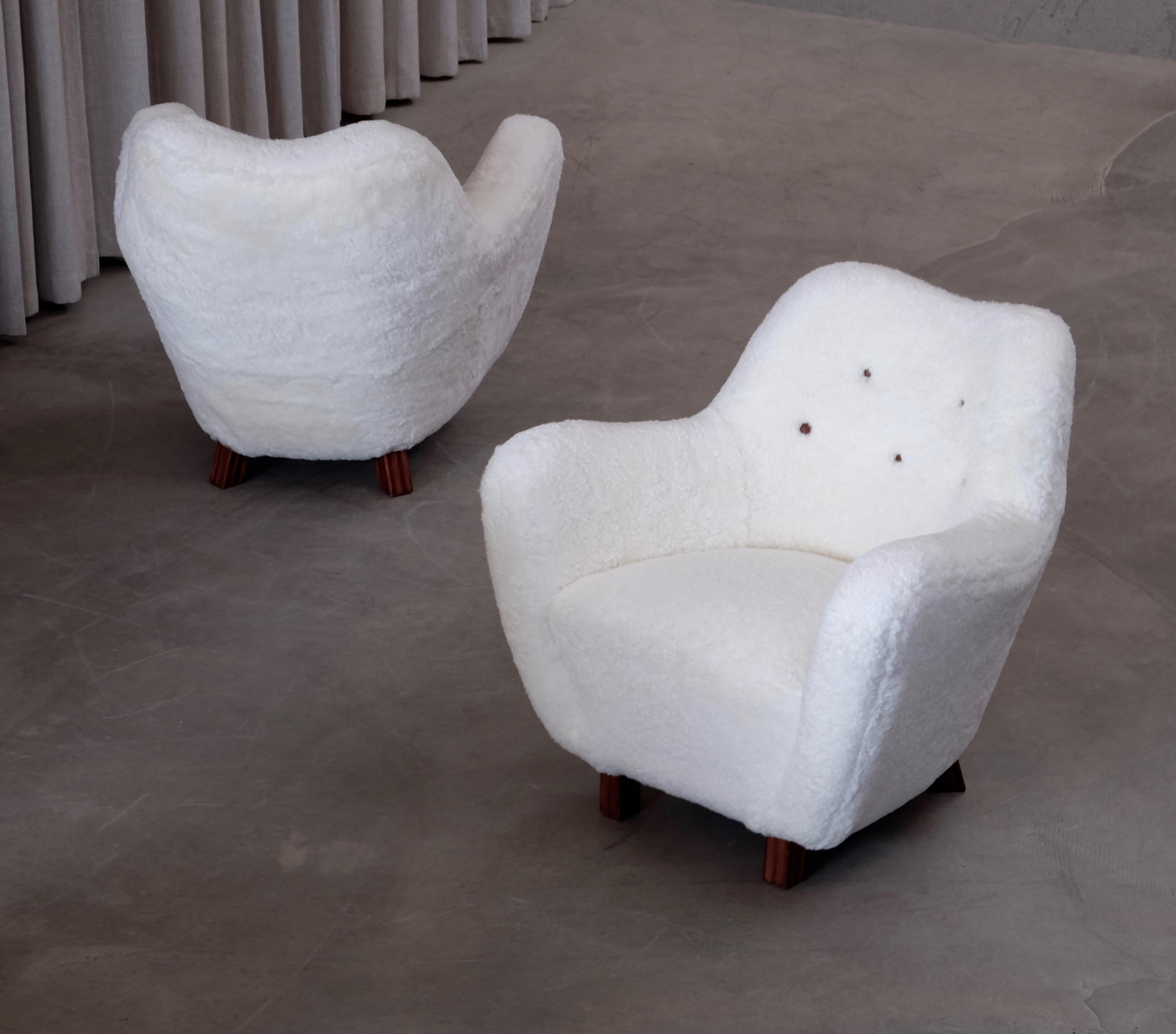 Seltenes Paar schwedischer Easy Chairs aus Schafsleder, 1950er Jahre im Angebot 1