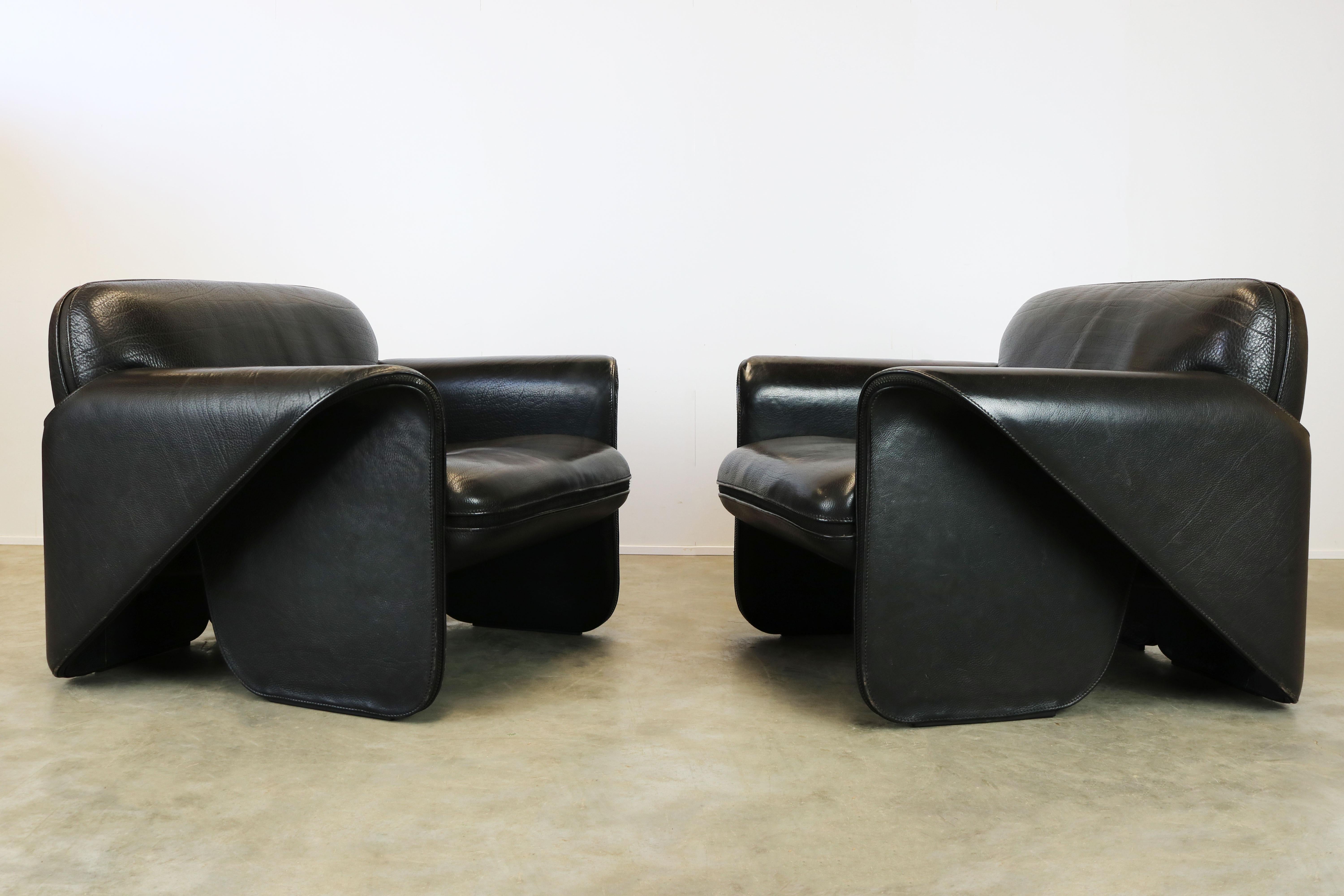 Magnificent & very rare pair of De Sede ''DS 125'' lounge chairs by Gerd Lange for De Sede Switzerland 1978. The lounge chairs are made of the best high quality 3 - 5 mm thick neck leather. The leather is black and has just the right amount of