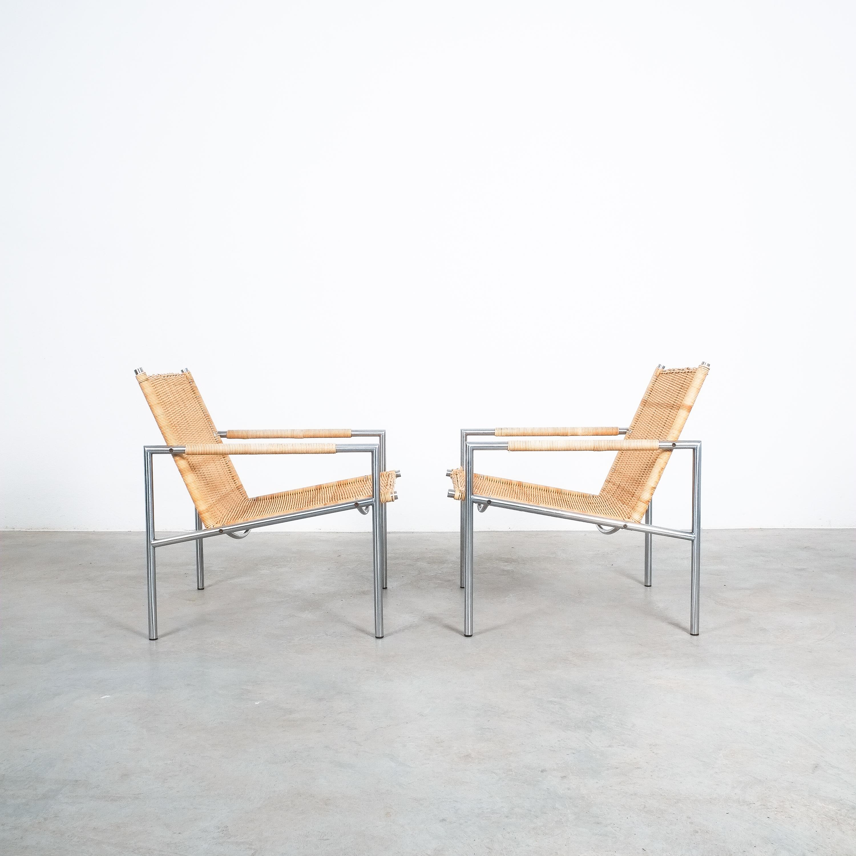 Magnificent pair of SZ01 Minimalist lounge chairs in rattan and chrome by Dutch designer Martin Visser for T' Spectrum in 1960.

The Minimalist tubular chrome frame in combination with the rattan armrests and rattan back/seat where revolutionary