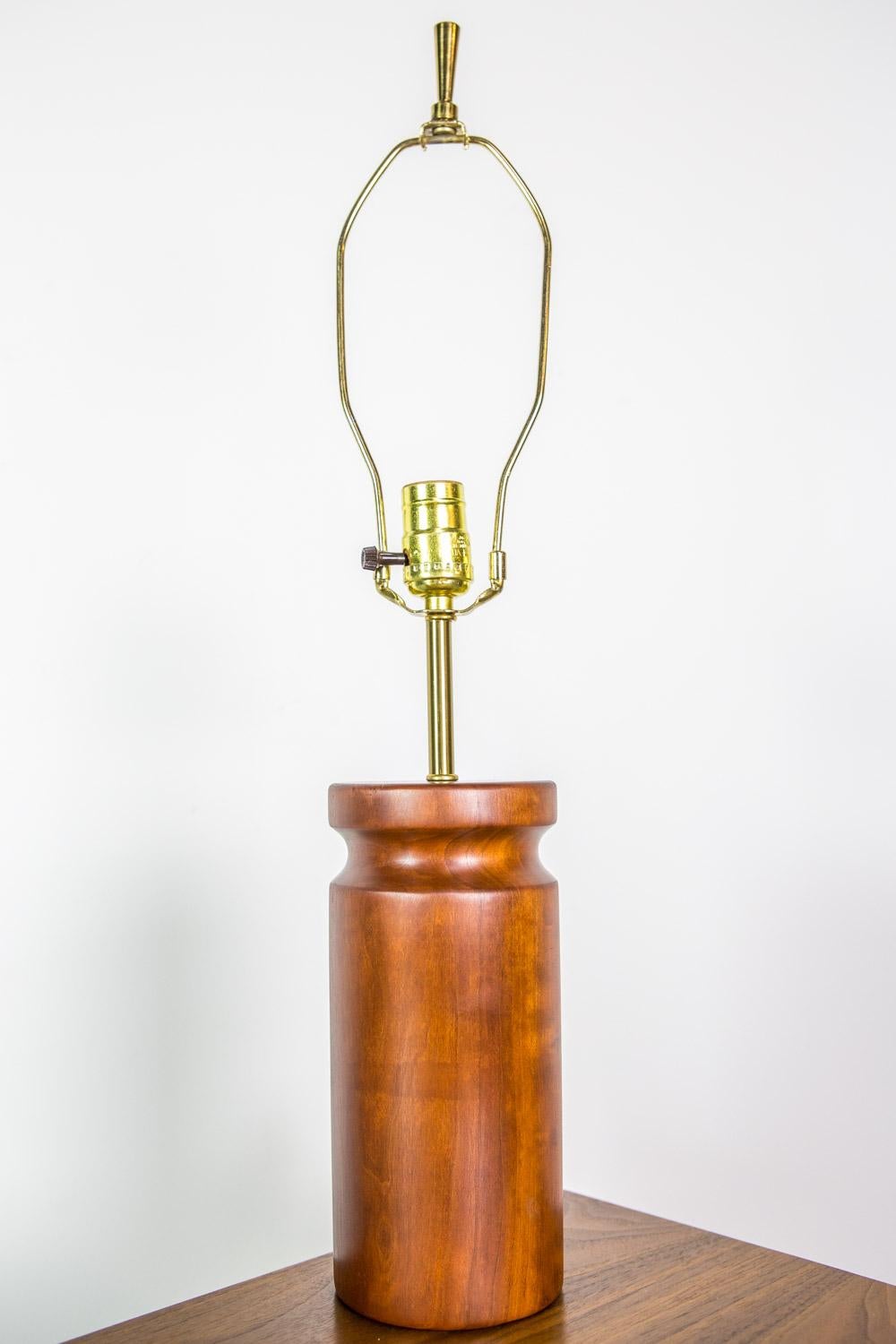 Seltenes Paar Tischlampen von Arden Riddle aus Kirschholz im Zustand „Hervorragend“ im Angebot in Berlin, DE