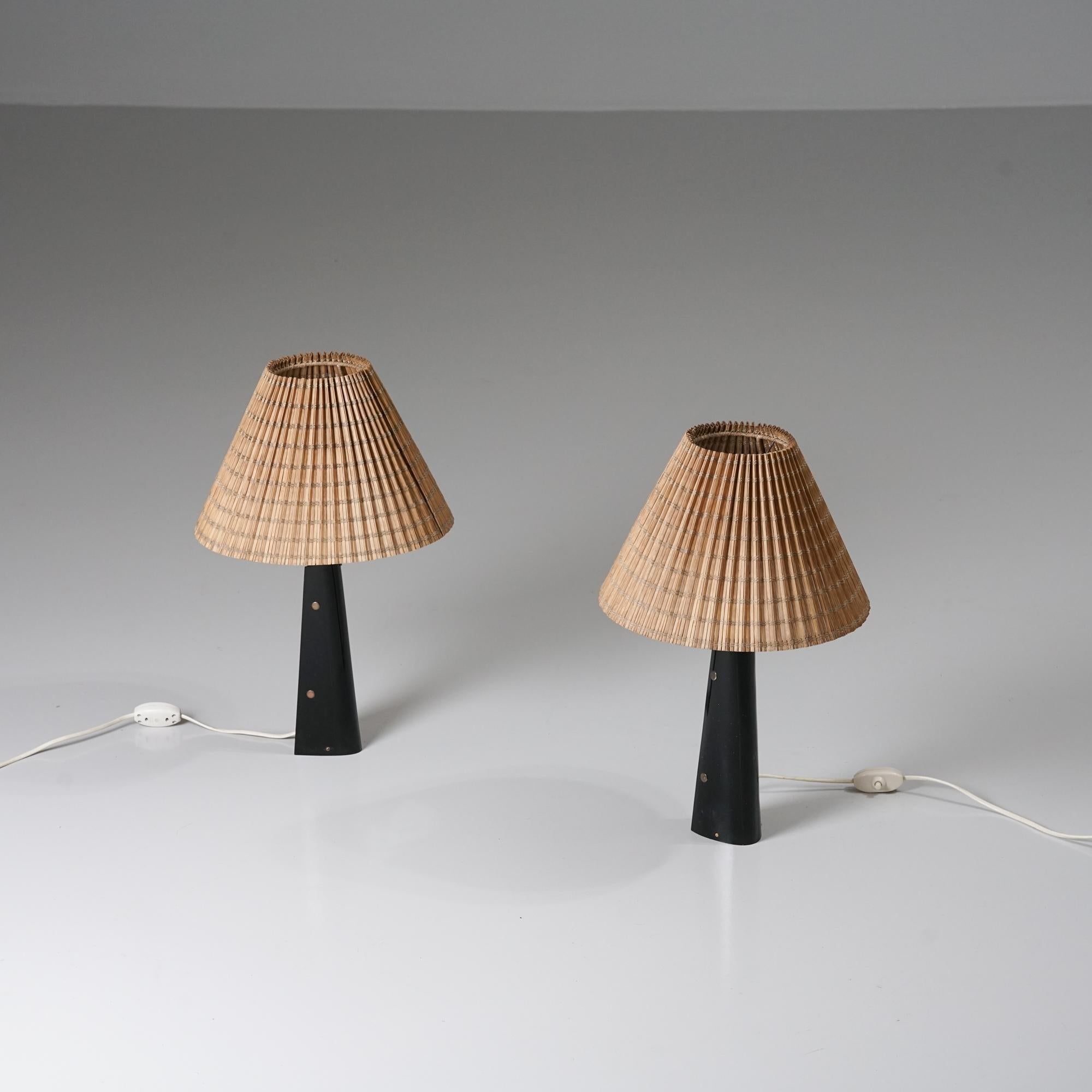 Coppia di lampade da tavolo, disegnate da Lisa Johansson-Pape, prodotte da Sanka Oy per Oy Stokmann AB, anni '60. Contrassegnato. Cornice in acrilico con dettagli in ottone. Paralume a doghe di legno. Buone condizioni vintage, patina coerente con