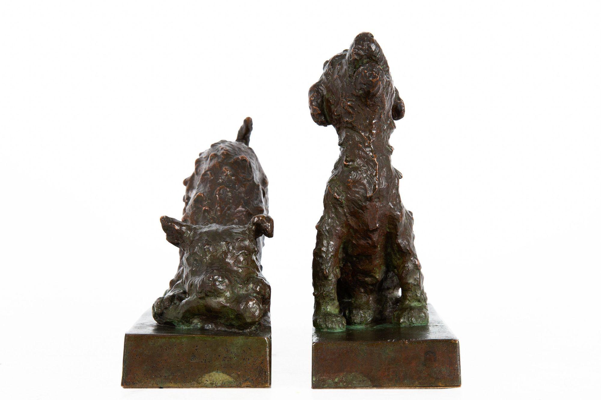 Art déco Rare paire de serre-livres Terriers en sculpture en bronze par Edith Baretto Parsons en vente