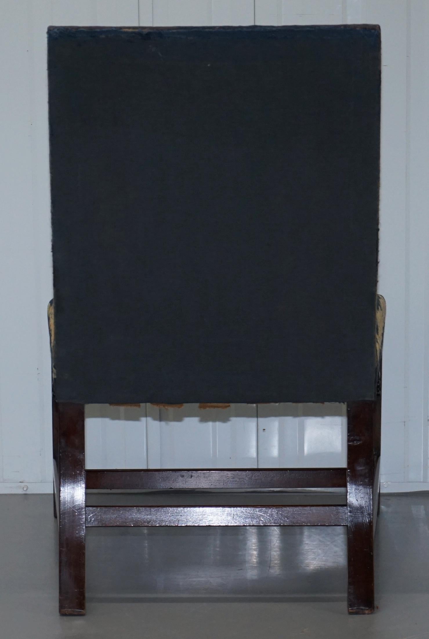 Seltenes Paar von Thomas Chippendale Periode 1760 bestickte Stühle kunstvoll geschnitzt im Angebot 4