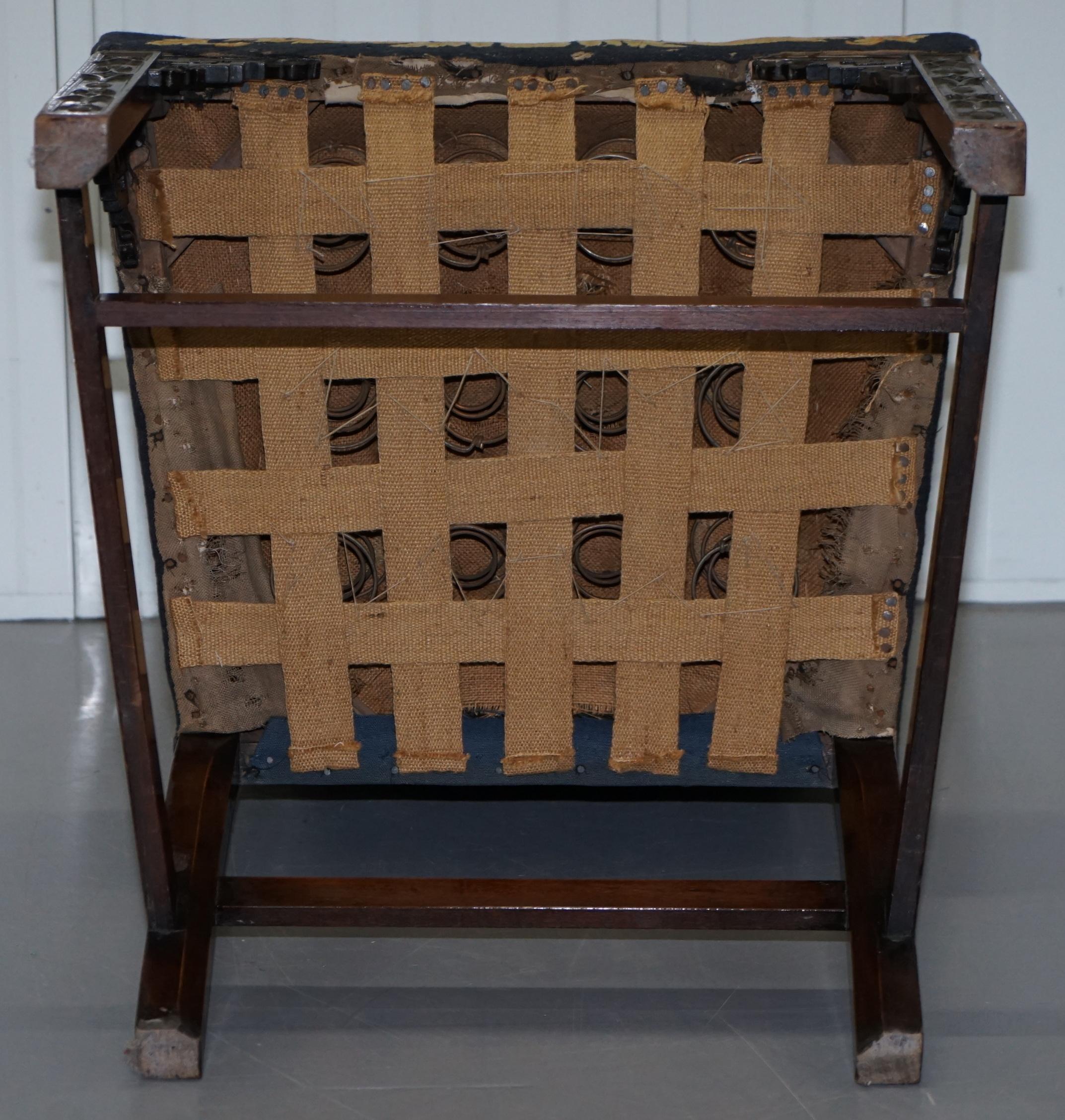 Seltenes Paar von Thomas Chippendale Periode 1760 bestickte Stühle kunstvoll geschnitzt im Angebot 6