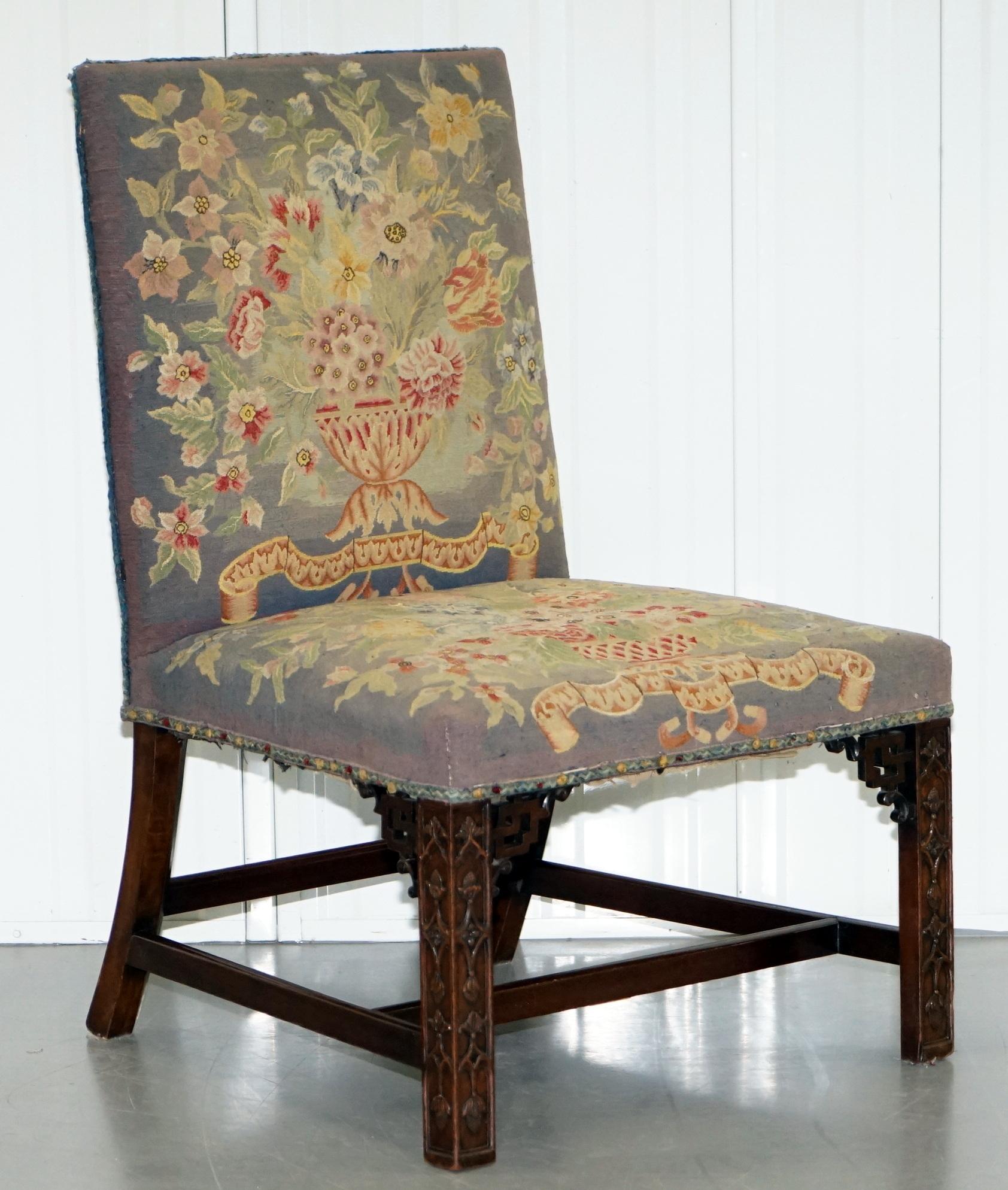 Seltenes Paar von Thomas Chippendale Periode 1760 bestickte Stühle kunstvoll geschnitzt im Angebot 9