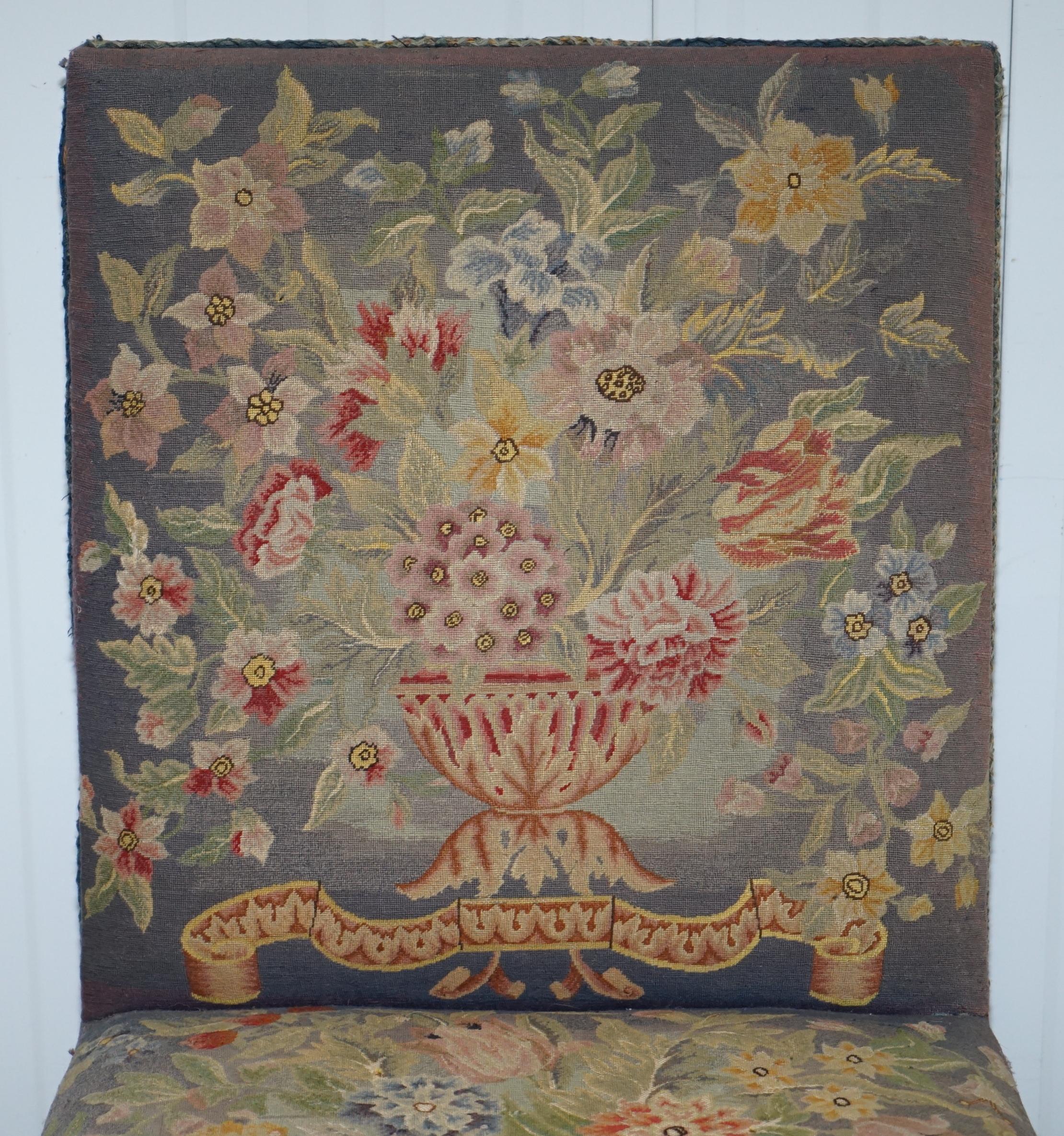Seltenes Paar von Thomas Chippendale Periode 1760 bestickte Stühle kunstvoll geschnitzt im Angebot 11