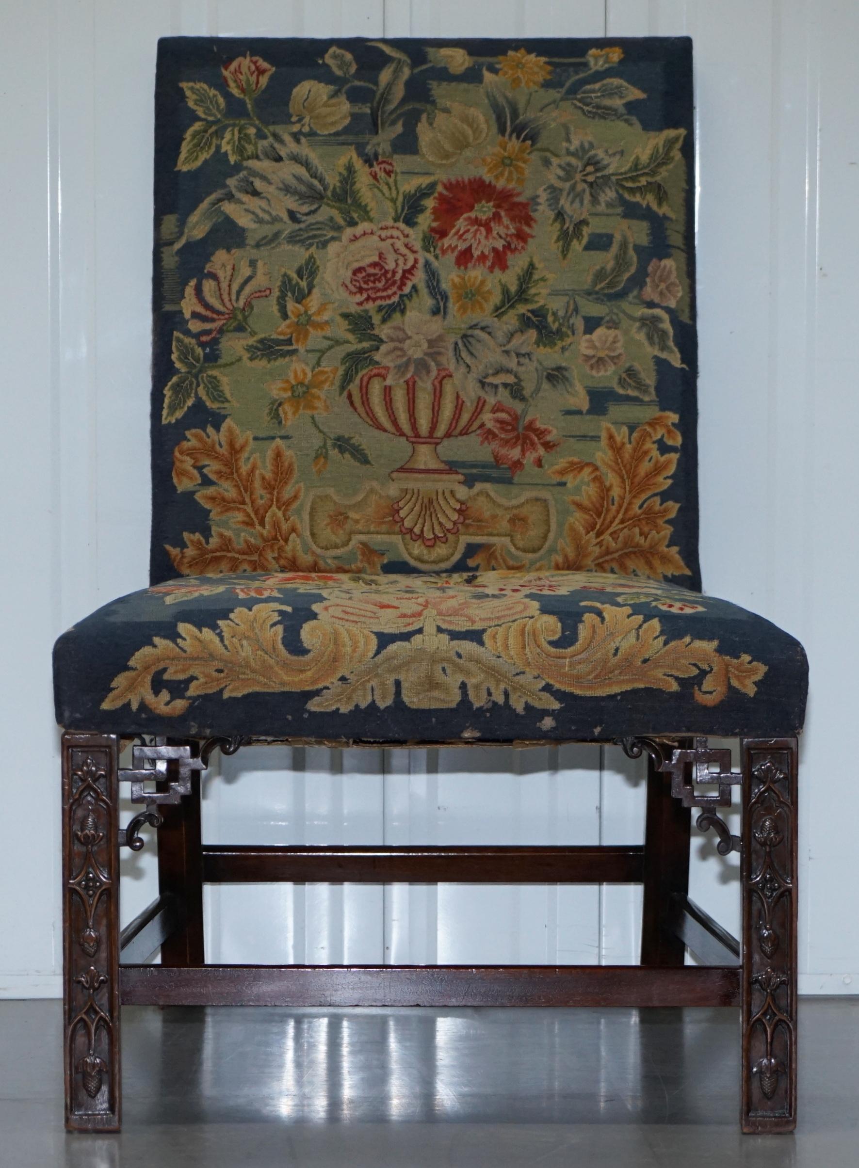 Seltenes Paar von Thomas Chippendale Periode 1760 bestickte Stühle kunstvoll geschnitzt (Georgian) im Angebot