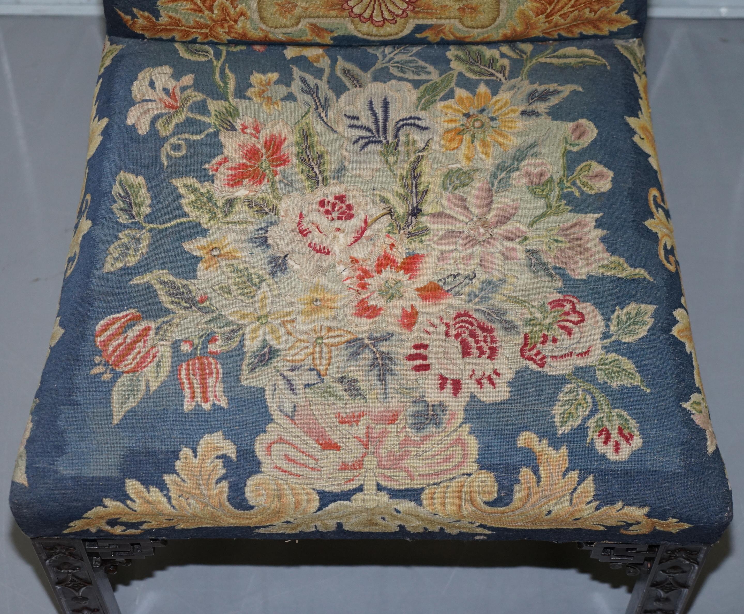Seltenes Paar von Thomas Chippendale Periode 1760 bestickte Stühle kunstvoll geschnitzt (Englisch) im Angebot