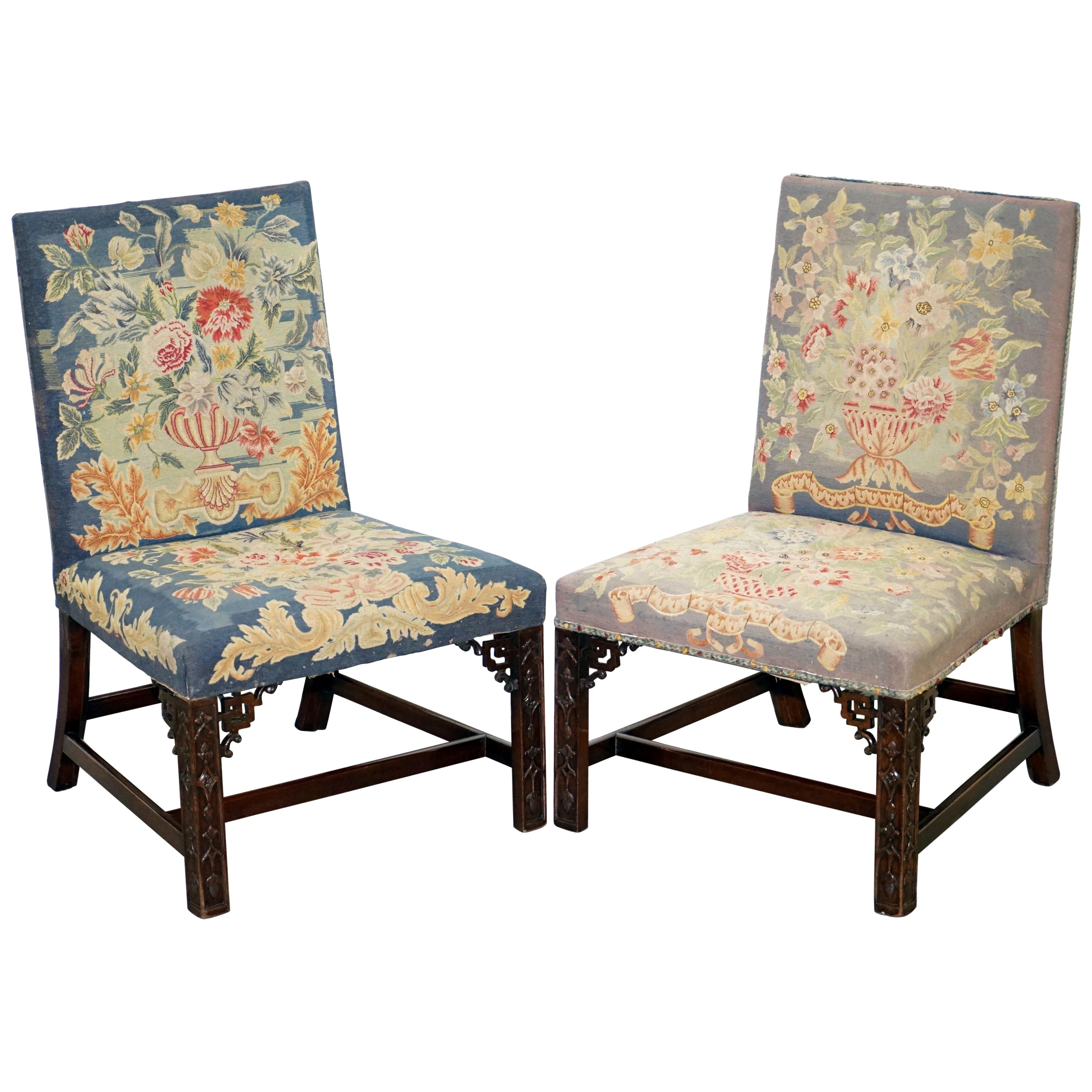 Seltenes Paar von Thomas Chippendale Periode 1760 bestickte Stühle kunstvoll geschnitzt im Angebot