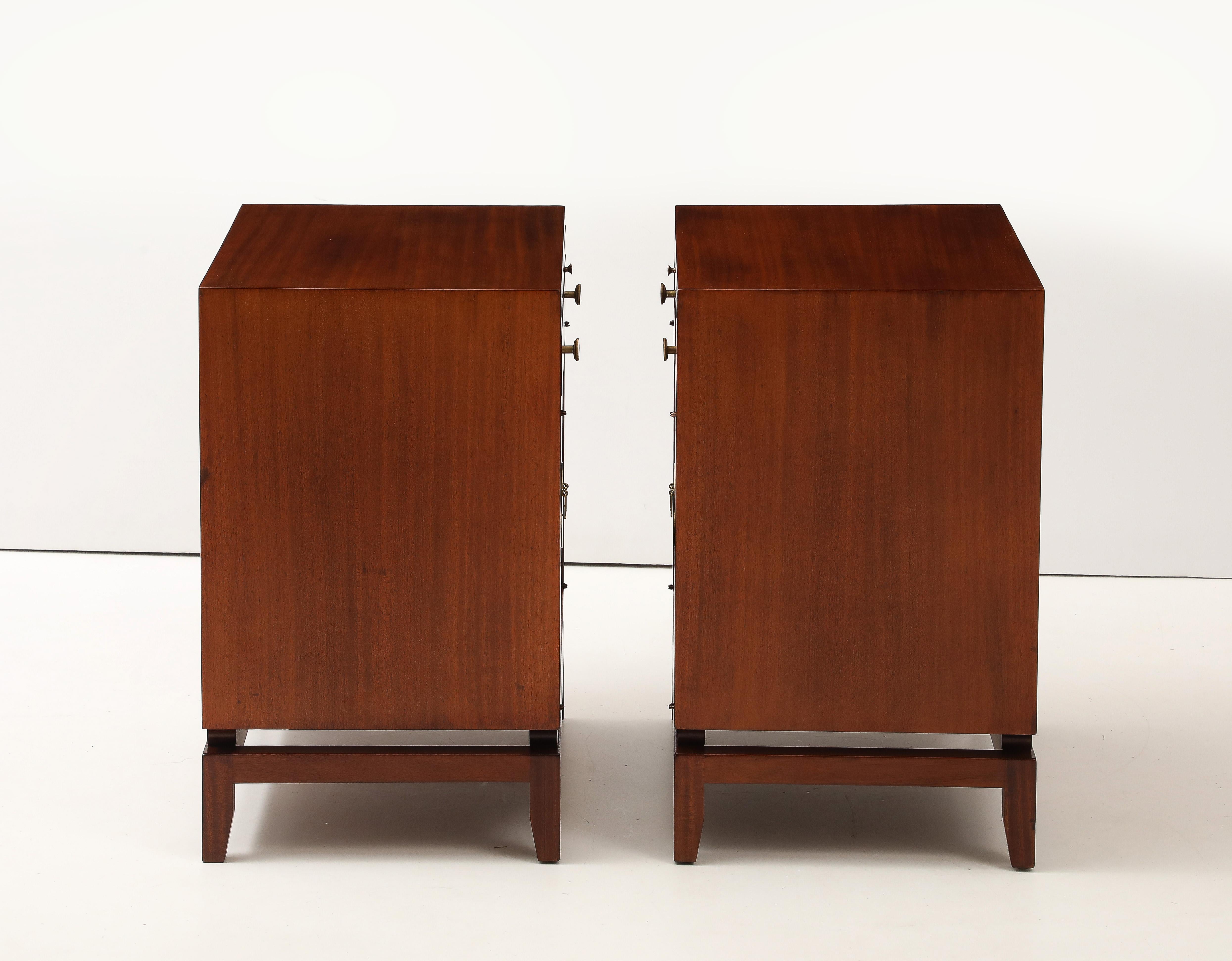 Seltenes Paar von 1950's Mahagoni und Messing Tommi Parzinger entworfen für Charak Moderne Nachttische, mit einer Schublade ein Pull-out Schreibtisch und zwei Türen mit einem verstellbaren Regal, vollständig restauriert mit einigen Verschleiß und
