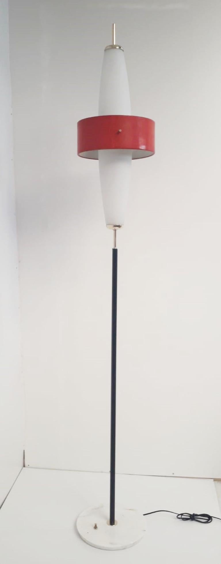 Seltenes Paar italienischer Fackel-Stehlampen mit mattierten Glasschirmen und rot emaillierten Metallbändern, montiert auf Marmorsockel / Entworfen von Stilnovo um 1950 / Hergestellt in Italien
Höhe: 80 Zoll/Durchmesser: 12 Zoll
1 Paar auf Lager in