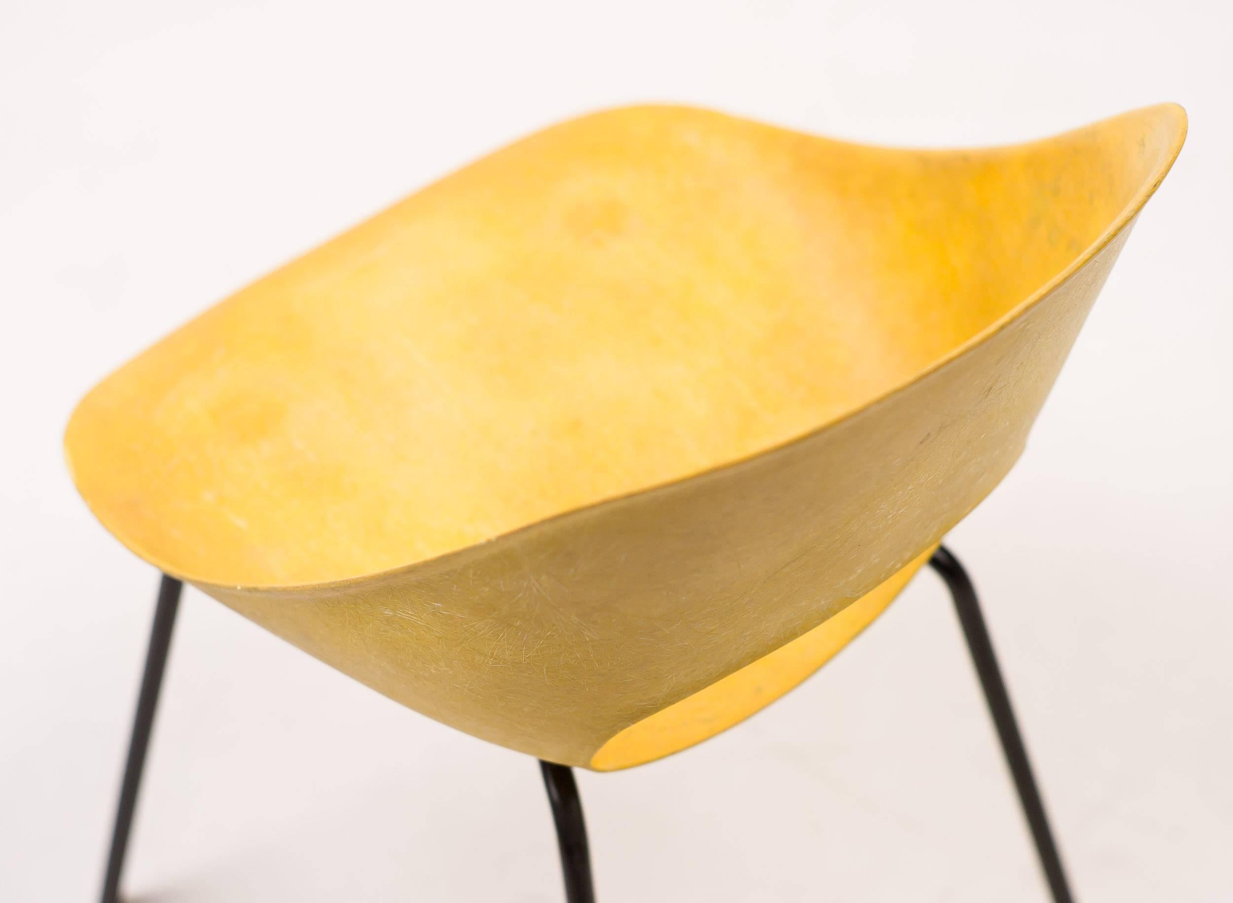 Great yellow fiberglass tulip chair designed by Pierre Guariche for Steiner.
