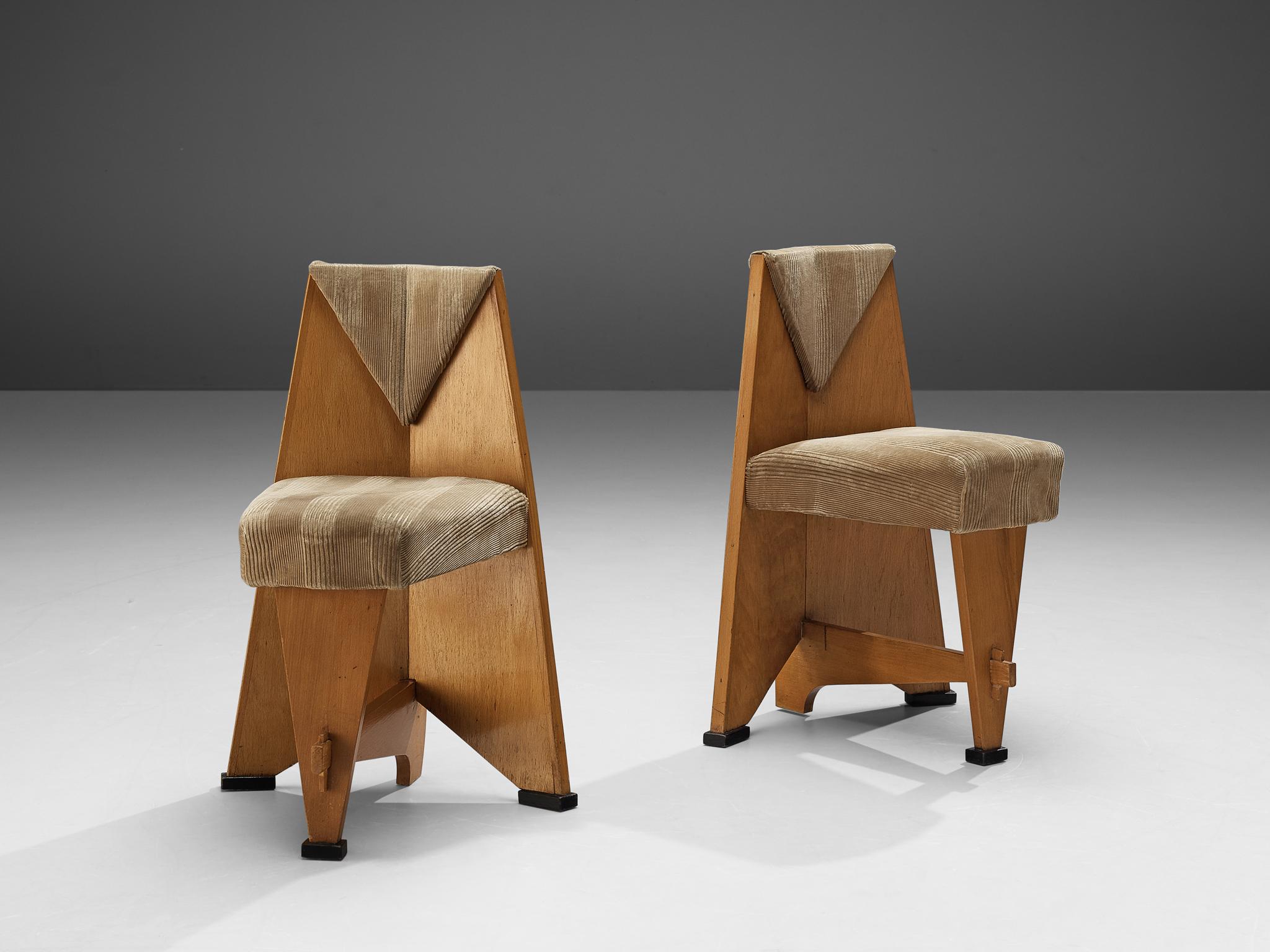 Laurens Groen for H.H. de Klerk & Zoonen, birch, original textured fabric upholstery, the Netherlands, 1924

Rare pair of 'Art Deco' side chairs in oak and fabric upholstery, labelled by H.H. de Klerk & Zoonen in Rotterdam. Laurens Groen designed a