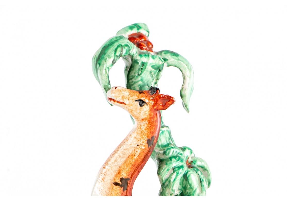 Chacun a une patte pliée et est joliment coloré avec des détails de fourrure en pointillé légèrement différents les uns des autres, vers 1860. Des palmiers doubles verts aux fruits rouges forment les supports à l'arrière. Bases à bords jaunes.