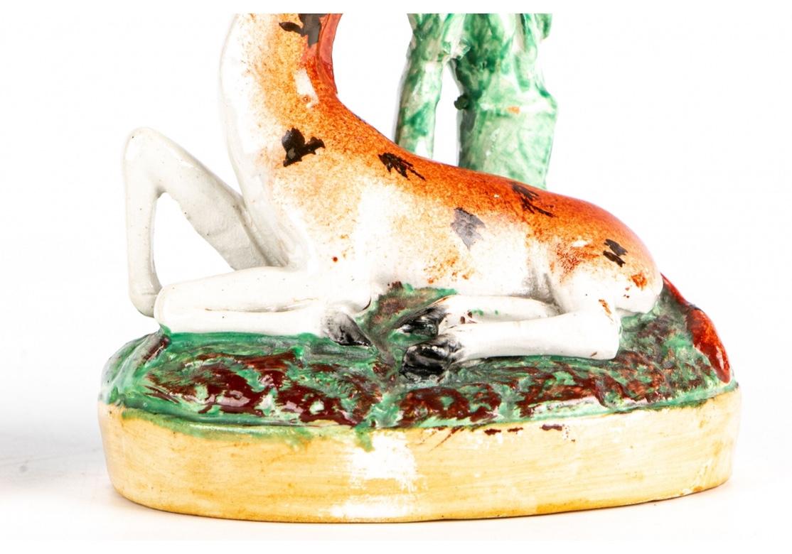 Regency Rare paire de figurines de girafe couchées en céramique de Staffordshire de style victorien en vente