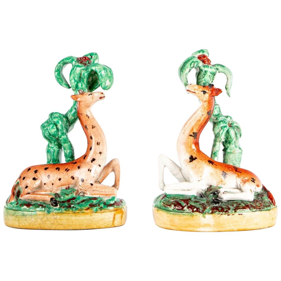 Rare paire de figurines de girafe couchées en céramique de Staffordshire de style victorien