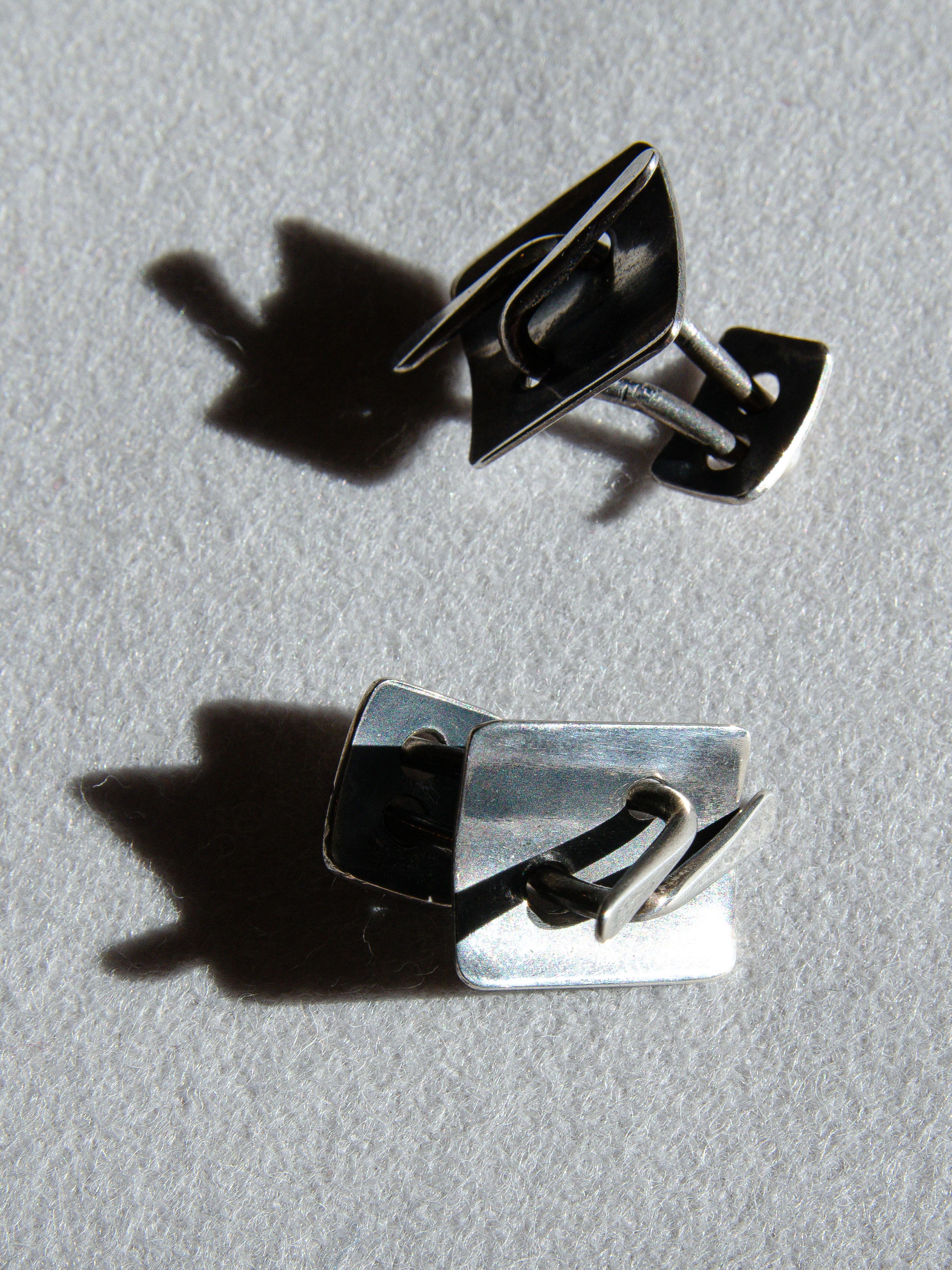 Rare paire de boutons de manchette en argent sterling conçus par le bijoutier moderniste de Greenwich Village, Art Smith, dans les années 1950. Jewell est considéré comme l'un des maîtres joailliers du mouvement moderniste du milieu du XXe siècle.