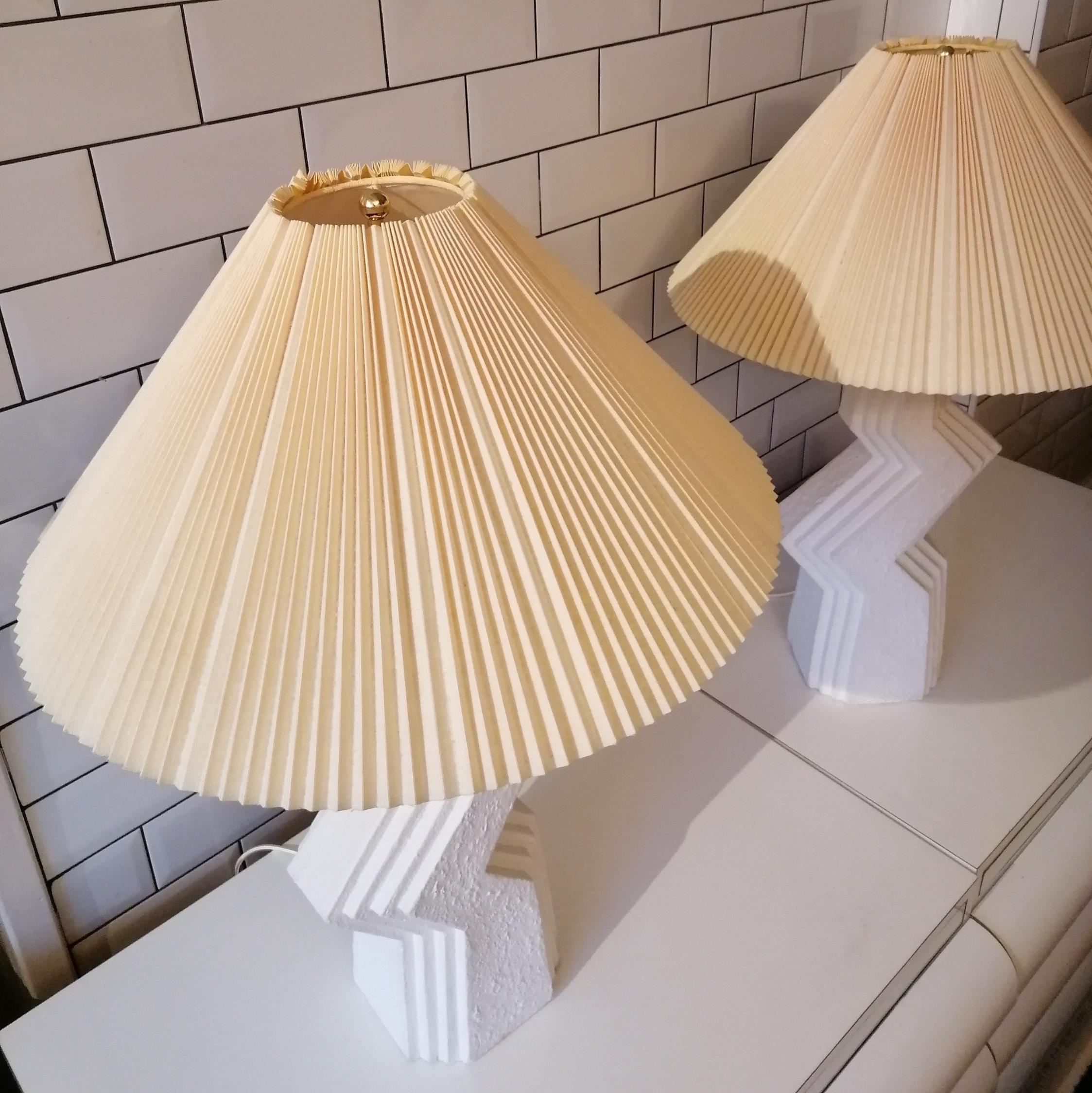 Seltenes Paar postmoderner amerikanischer Zig Zag Lampen aus strukturiertem Gips 1980er Jahre im Angebot 3