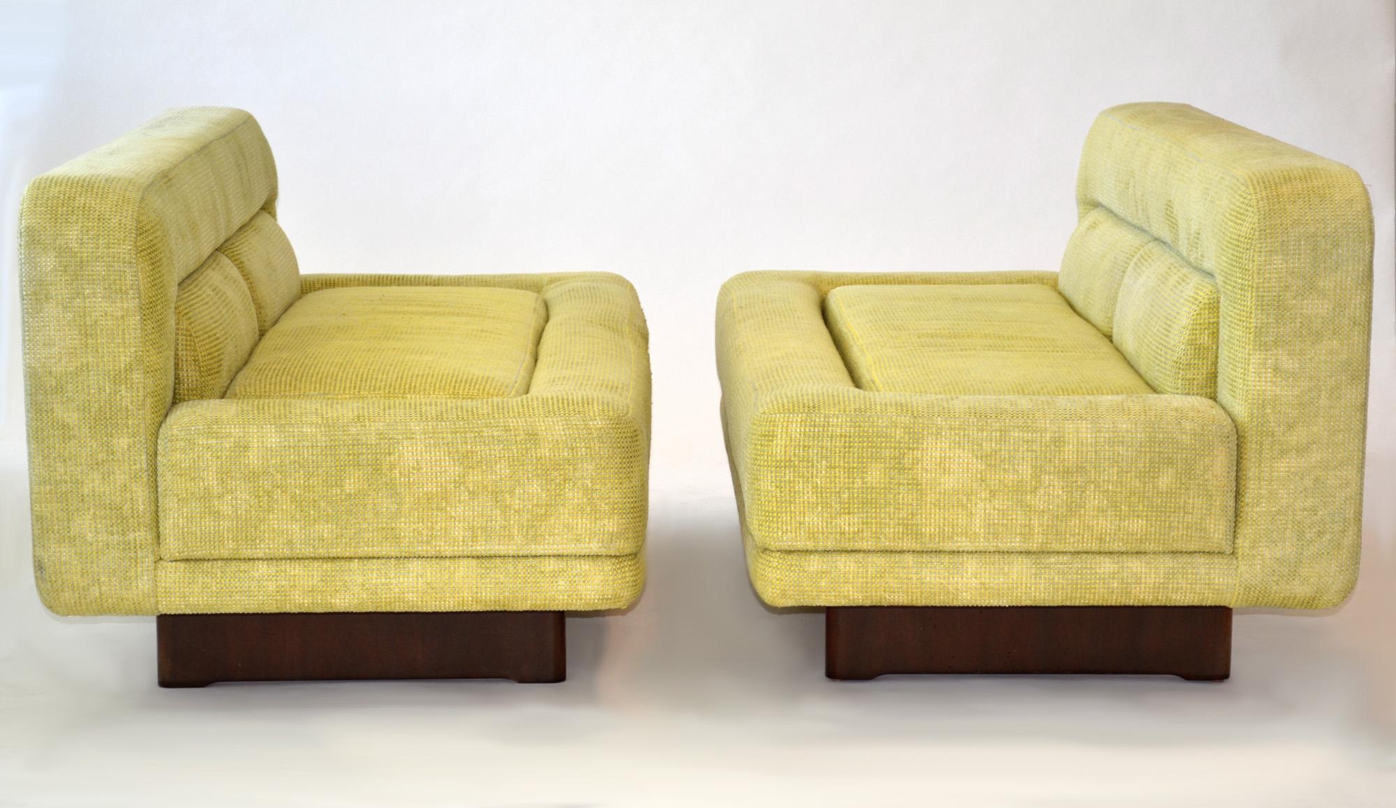 Seltenes Paar Vladimir Kagan Designs Sofas / Loveseats 1970er Jahre
Frühe, seltene Garnitur passender gepolsterter Sofas, Sessel oder Sofas auf charakteristischen Kagan-Holzgestellen. Entworfen als eine maßgeschneiderte, futuristische,