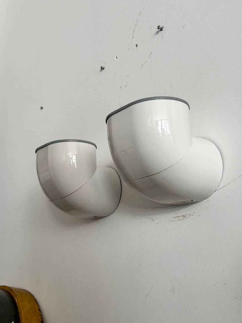 Rare paire de grandes appliques murales en plastique et en métal dans le style de l'ère spatiale, conçues par Gae Aulenti pour Stilnovo en 1970. 

Parfait état, ampoules de type halogène.
