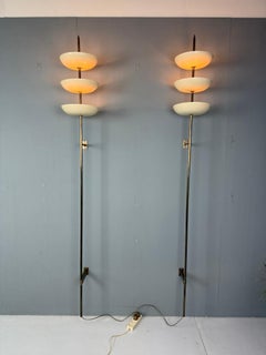 Rare paire de lampes murales produites par Stilnovo, Italie, vers les années 1950.