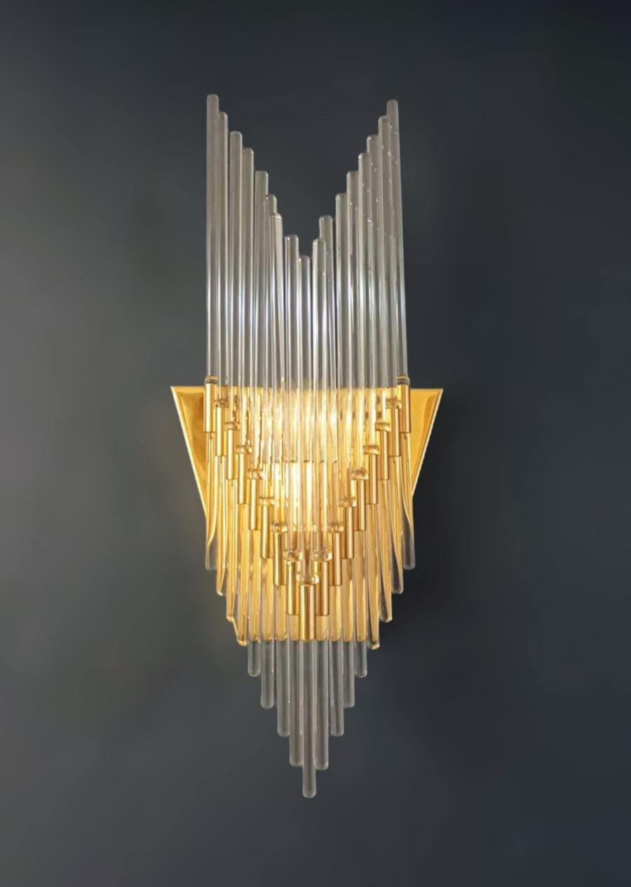 Italienische Wandleuchten mit klaren, hängenden Wasserfallglasstäben auf dreieckigen, goldfarbenen Metallstrukturen / Hergestellt in Italien von Gaetano Sciolari, um 1970er Jahre
Maße: Höhe 16 Zoll, Breite 7 Zoll, Tiefe 3 Zoll
1 Leuchte / Typ E12