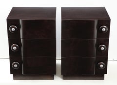 Paire rare d'armoires / tables de nuit à façade en forme de vague de James Mont