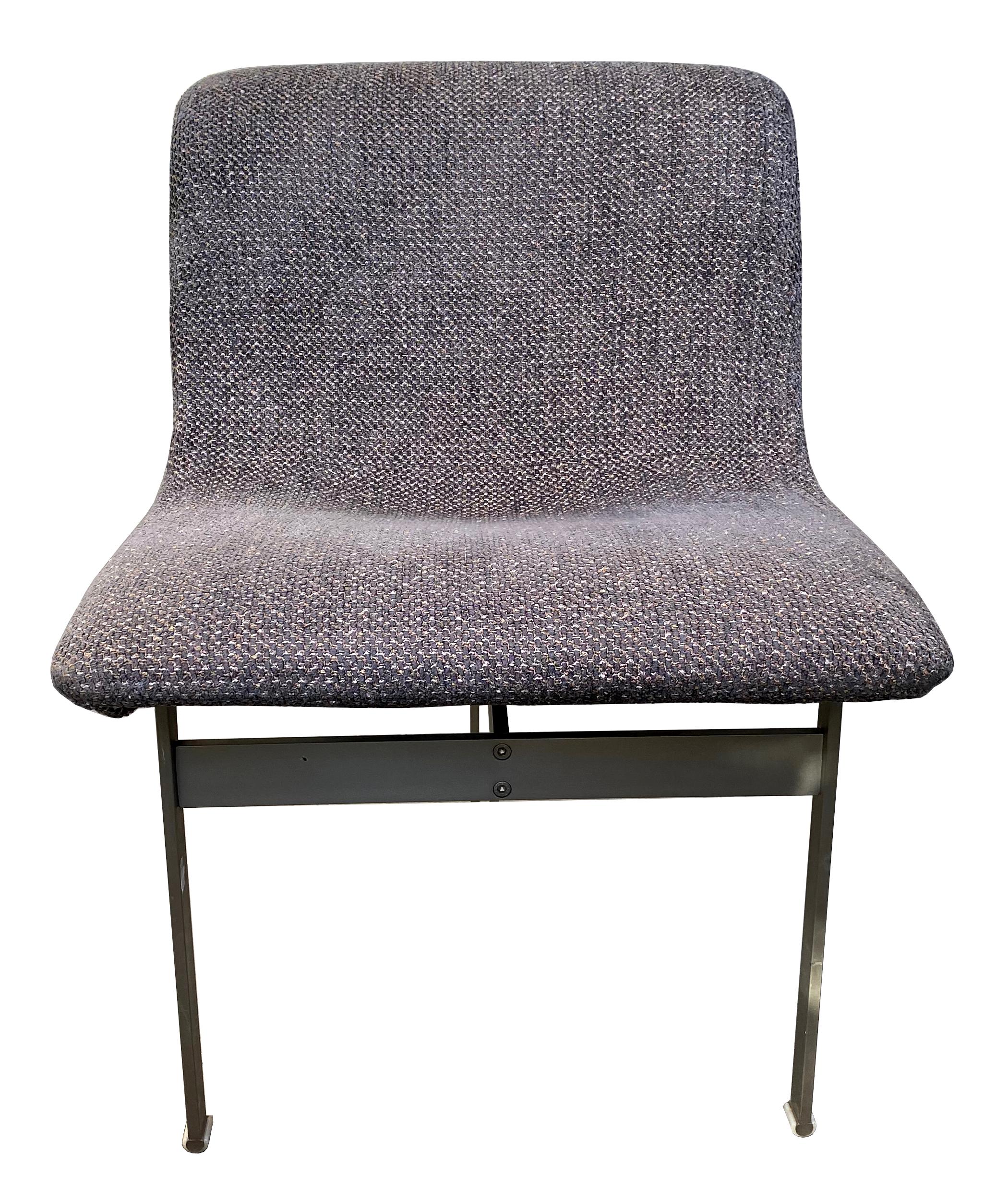 Ein Paar Wave Lounge Chairs von Giovanni Offredi für Saporiti. Saporiti ist seit langem die Avantgarde unter den hochwertigen italienischen Möbelherstellern, und diese Stühle sind keine Ausnahme. Die wellenförmigen Sitze stehen auf massiven Sockeln
